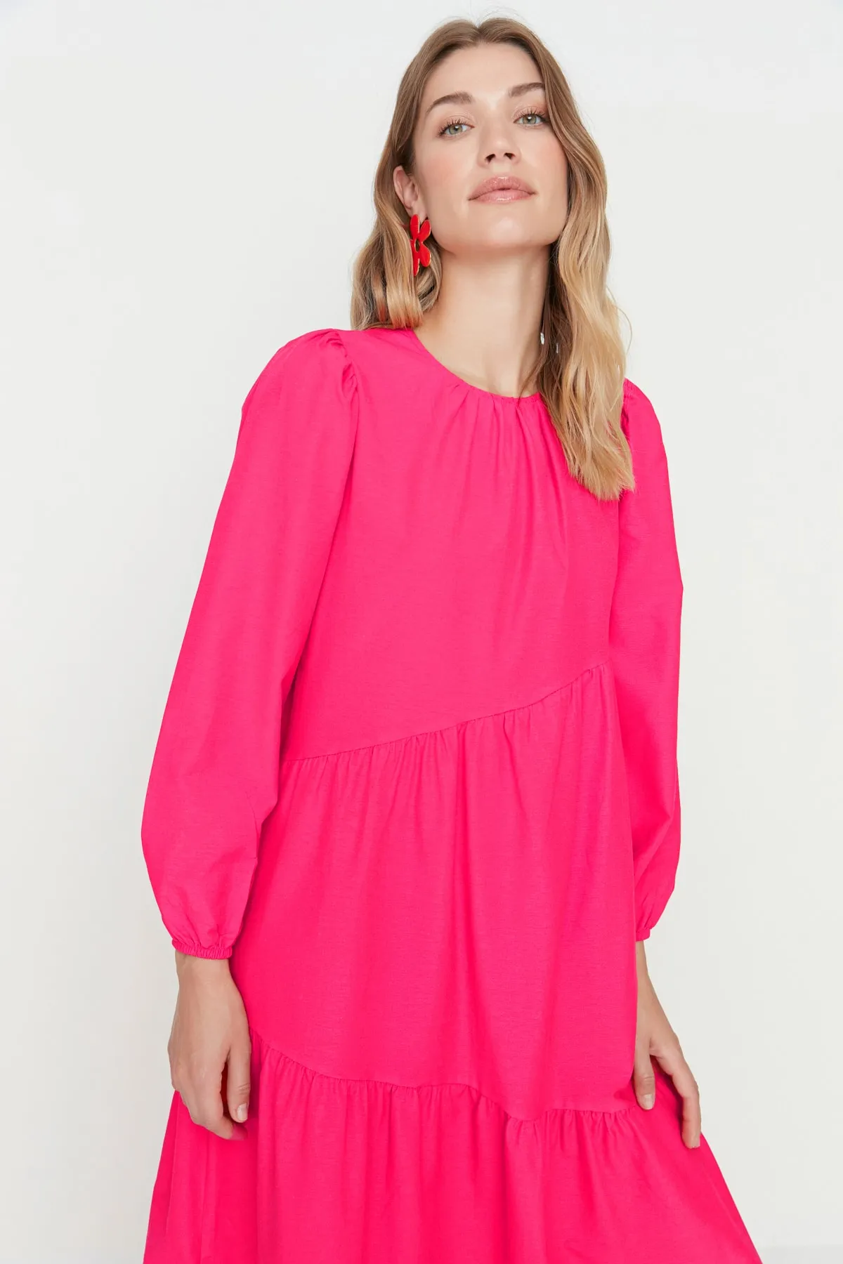Trendyol Modest  Rotes, gewebtes Baumwollkleid mit weitem Schnitt und Raffung TCTSS21EL3470