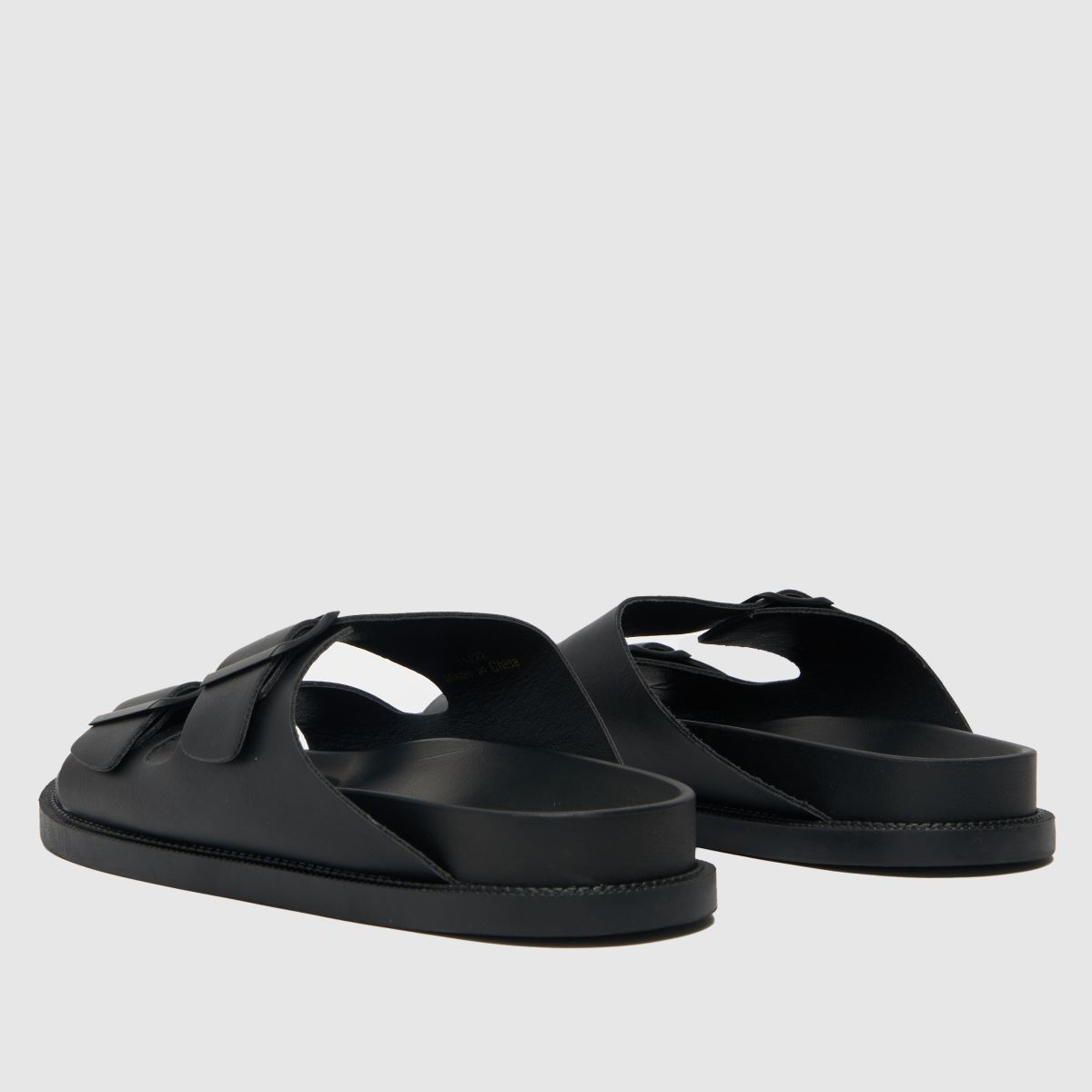 Schuh Tulsa csatos talpú szandál fekete színben