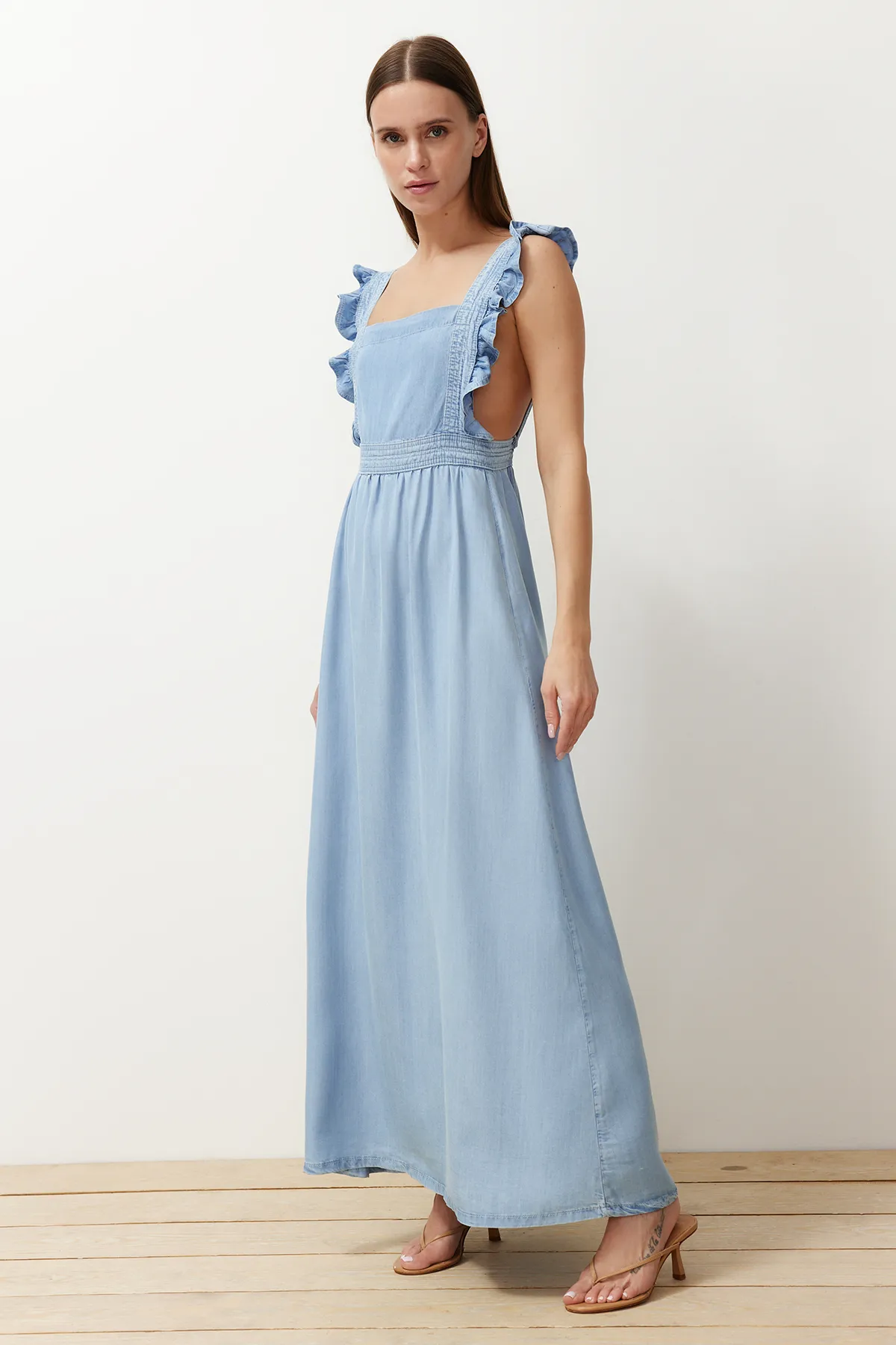 Trendyol Collection  Hellblaues Maxi-Jeanskleid mit Trägern und Rüschendetail TWOSS24EL00833