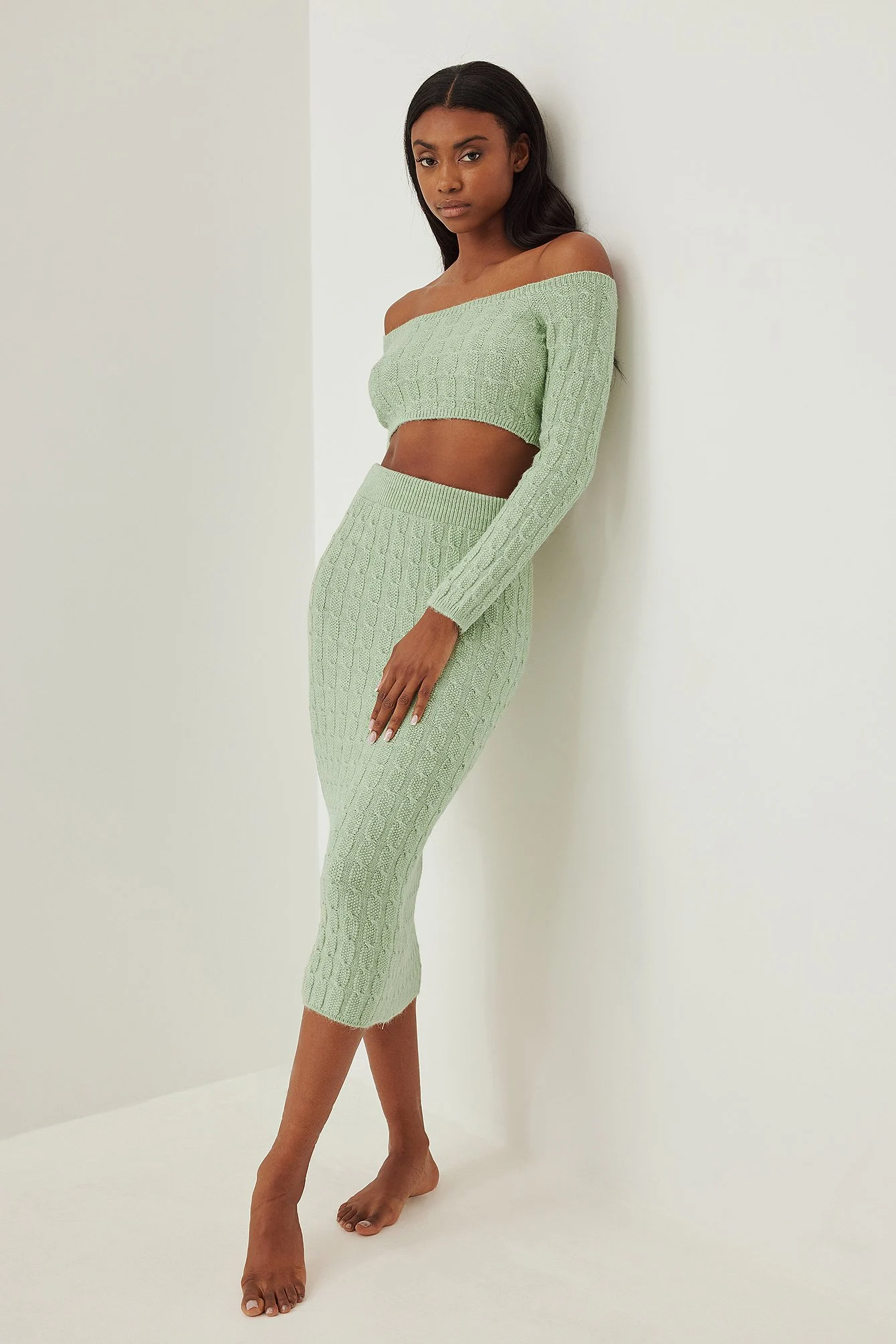 Schulterfreier Crop-Pullover mit Strickdetails