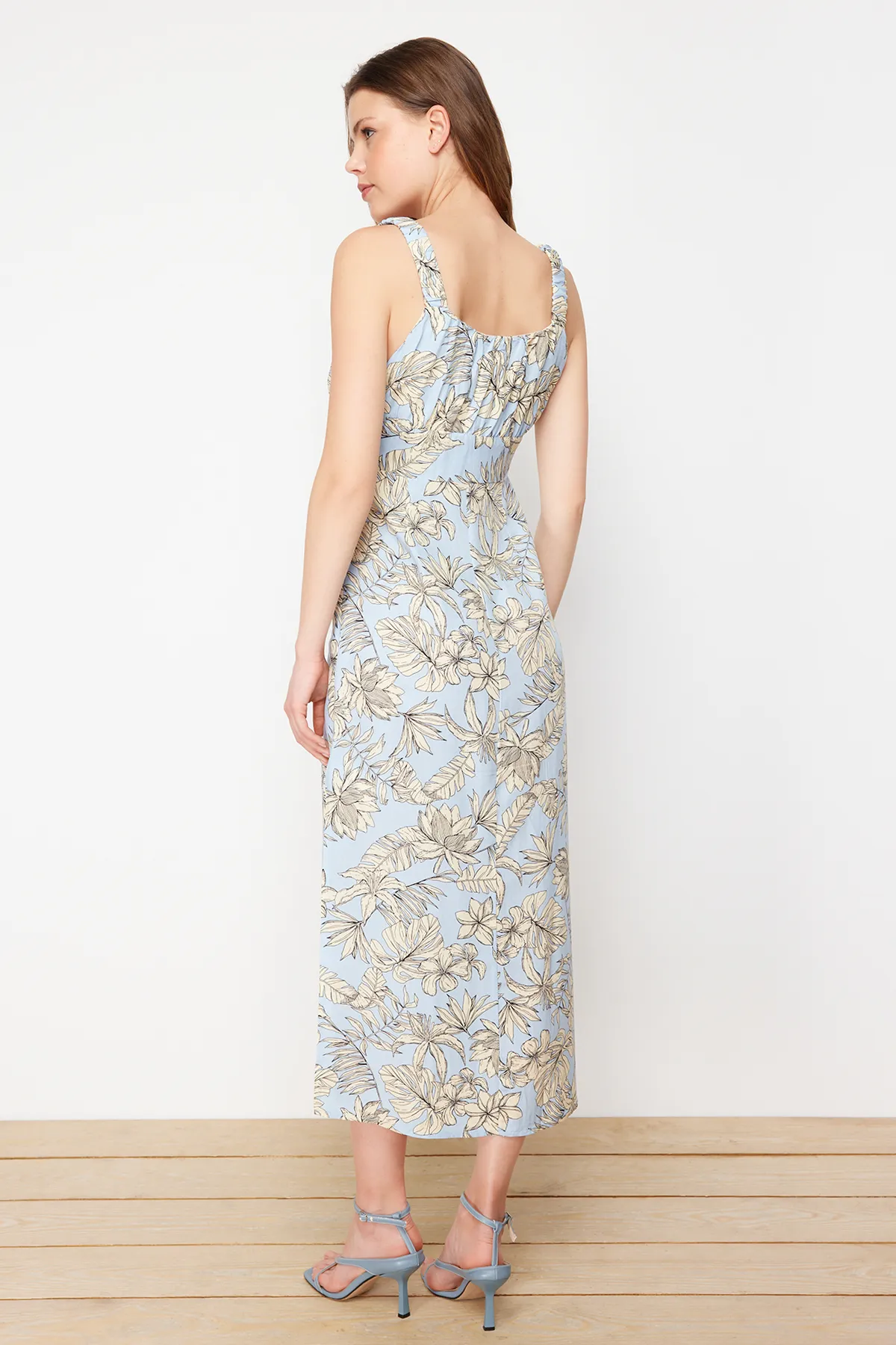 Trendyol Collection  Hellblaues Maxikleid aus 100 % Viskosegewebe mit Blumendruck und Schlitzdetail TWOSS24EL00613