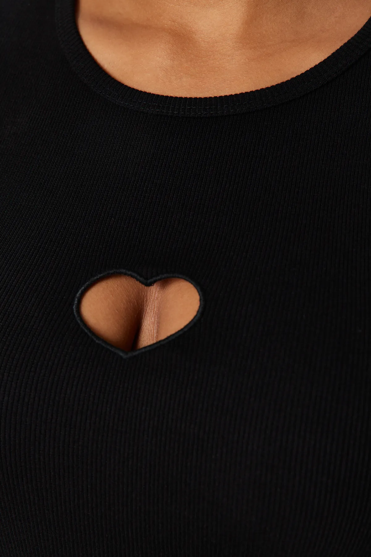 Trendyol Curve  Schwarzes, geripptes Strick-T-Shirt mit herzförmigem Ausschnitt TBBSS24BF00006