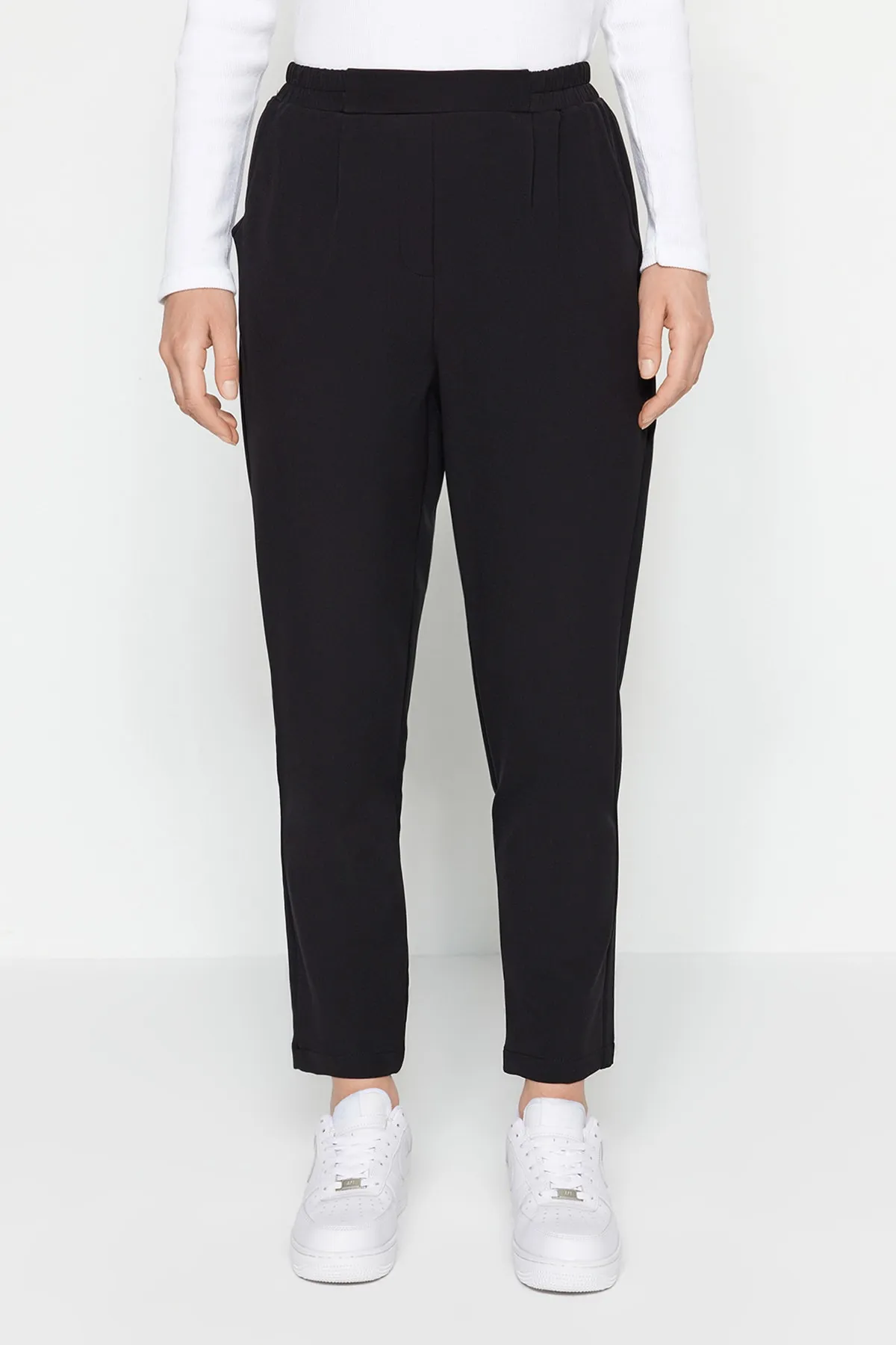 Trendyol Modest  Schwarze, gewebte Hose mit elastischem Bund und Taschendetail TCTSS23TP00008