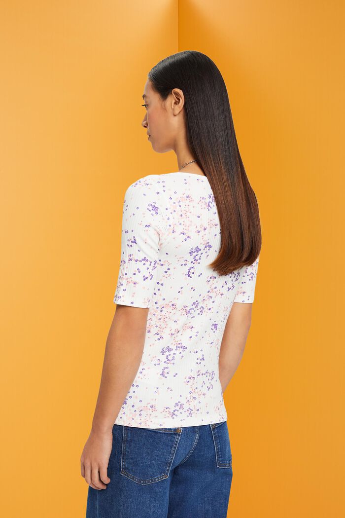 Geripptes T-Shirt mit Knöpfen