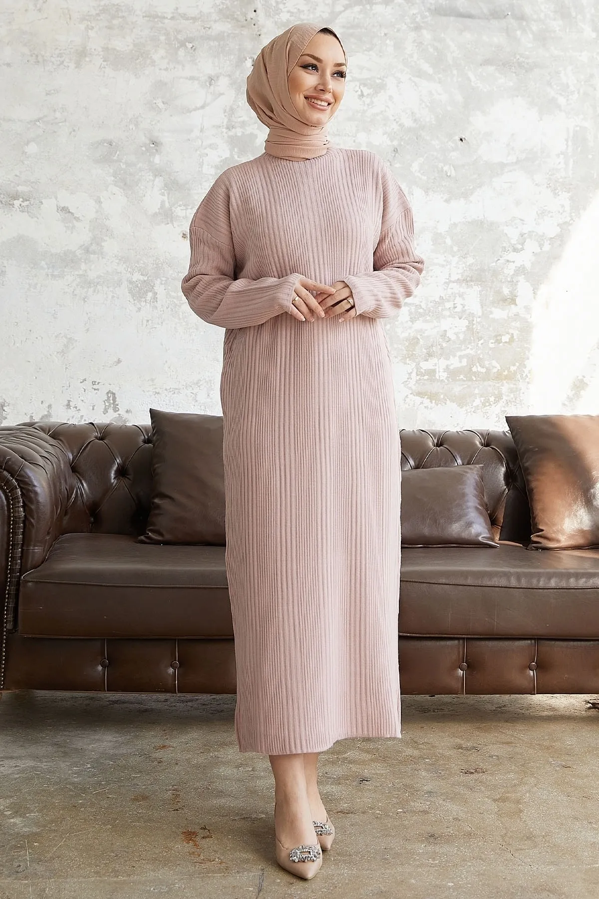 InStyle  Langes Strickkleid mit Rollkragen von Arissa – Puder