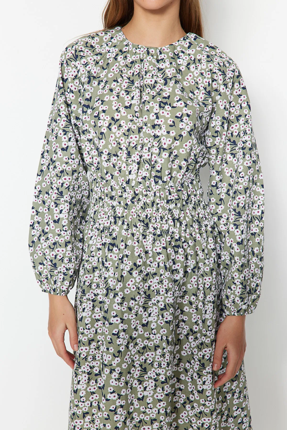 Trendyol Modest  Hellgrünes Kleid aus gewebter Baumwolle mit Blumenmuster und Gipe-Details TCTSS23EB00300