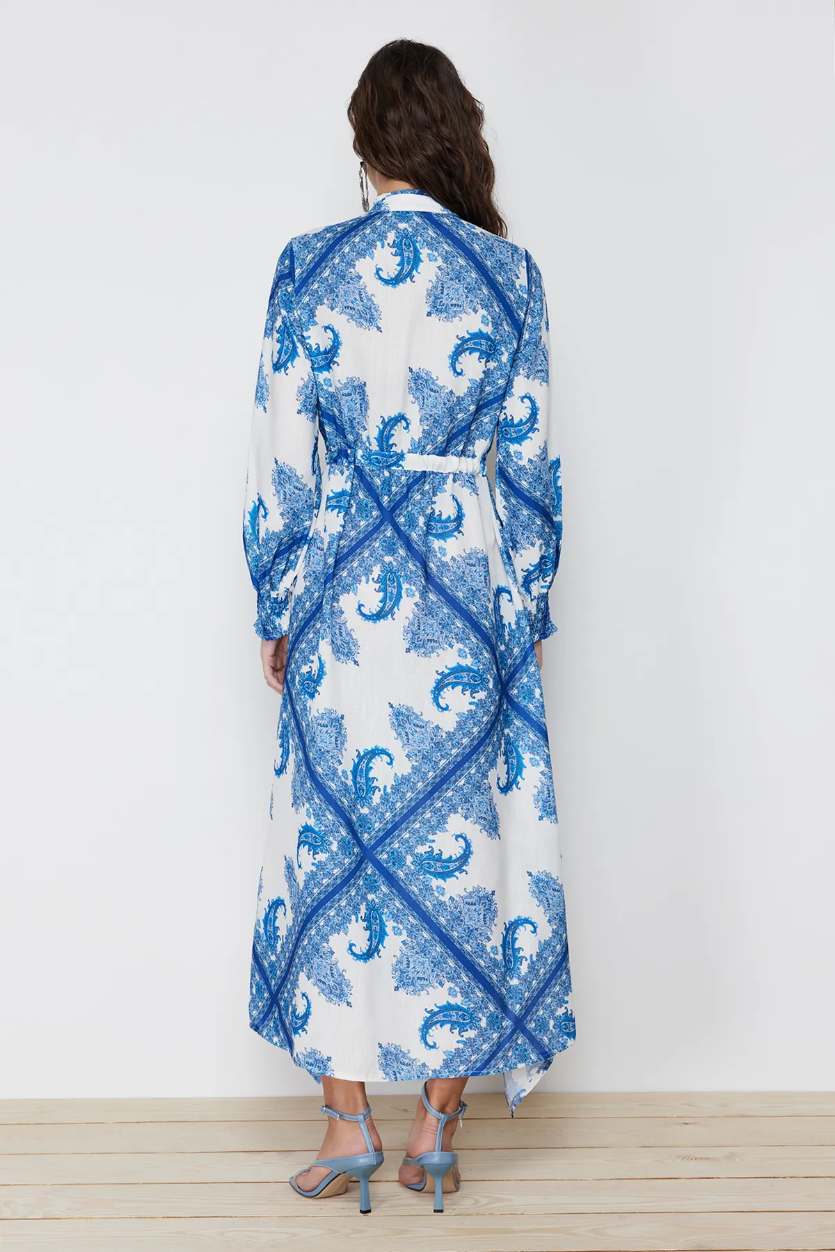 Trendyol Modest  Blauer asymmetrischer Rock mit Schalmuster, detailliertes, gebundenes Webkleid TCTSS24EB00101