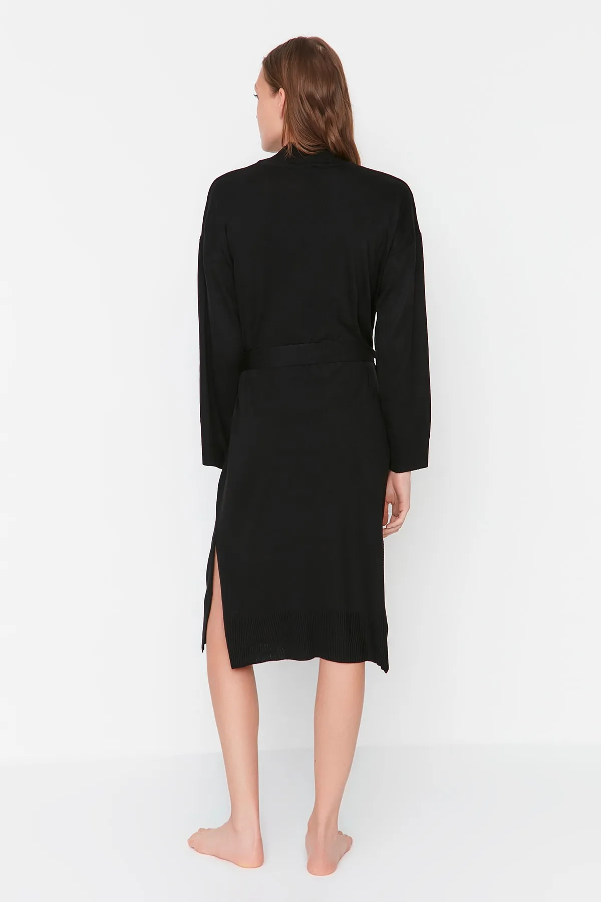 Trendyol Collection  Schwarzes langes Strickkleid mit Gürtel THMAW23EL00000