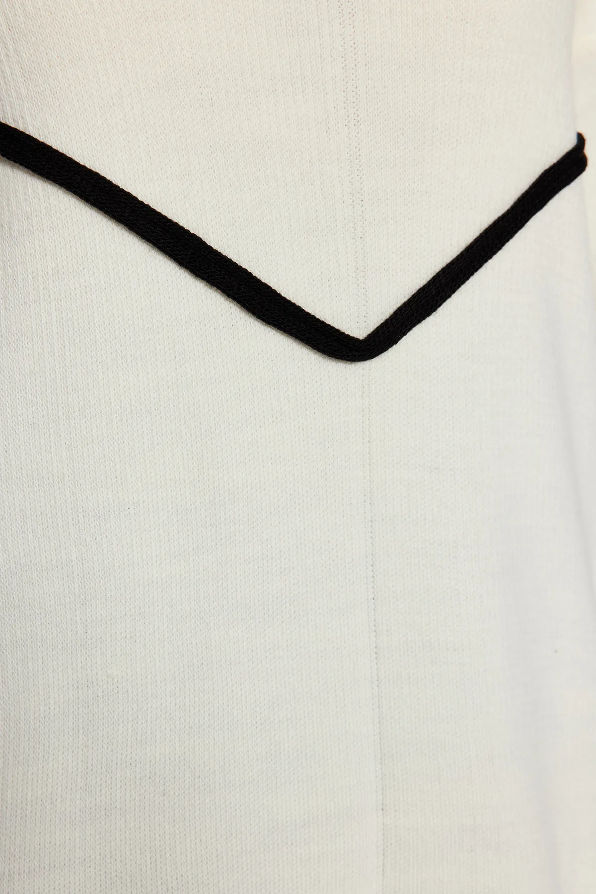 Trendyol Modest  Ecrufarbener Strickpullover mit Streifenpaspelierung und detailliertem Muster TCTAW22AK0002