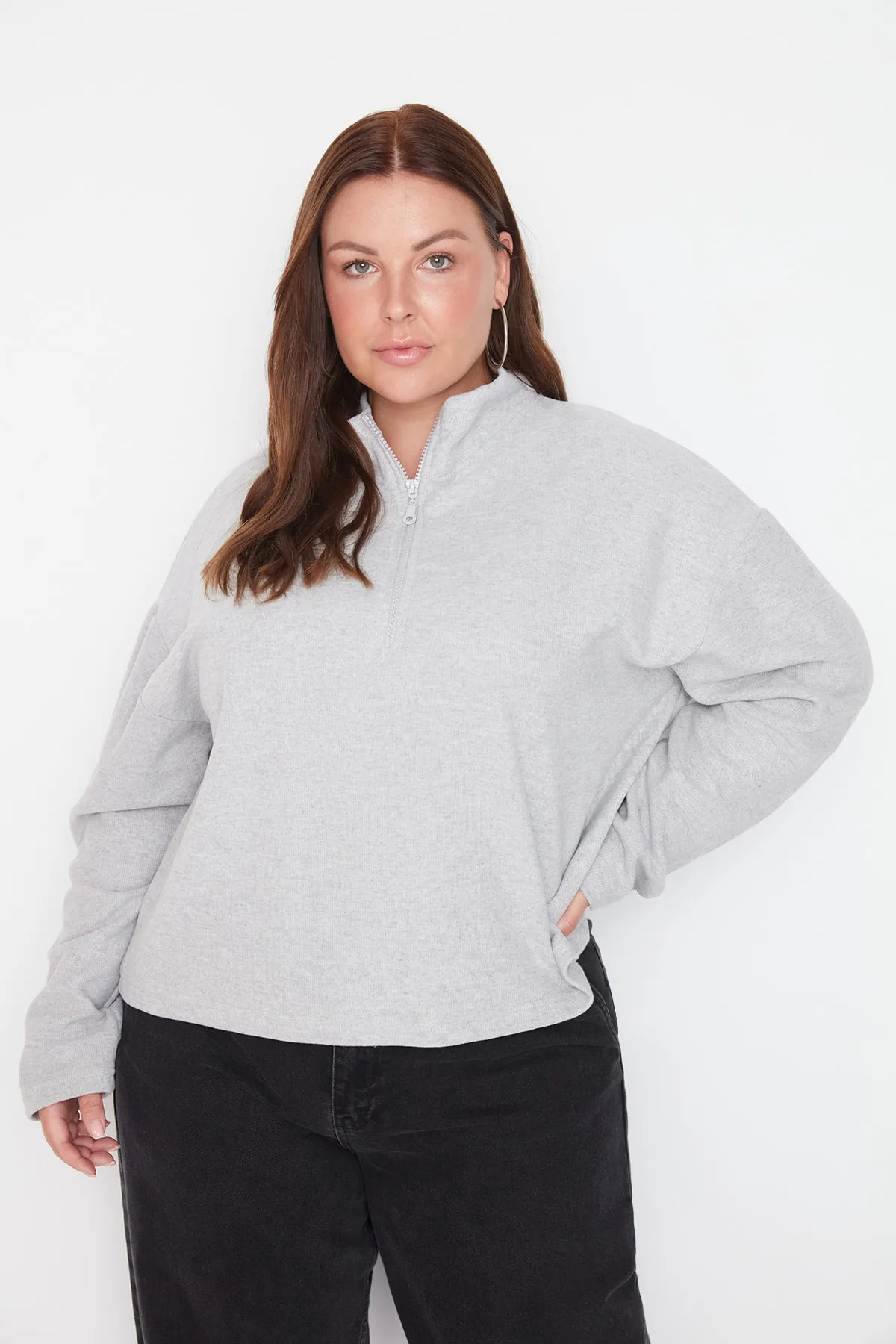 Trendyol Curve  Graues dünnes Thessaloniki-Strick-Sweatshirt mit Stehkragen und Reißverschluss TBBAW23AO00006