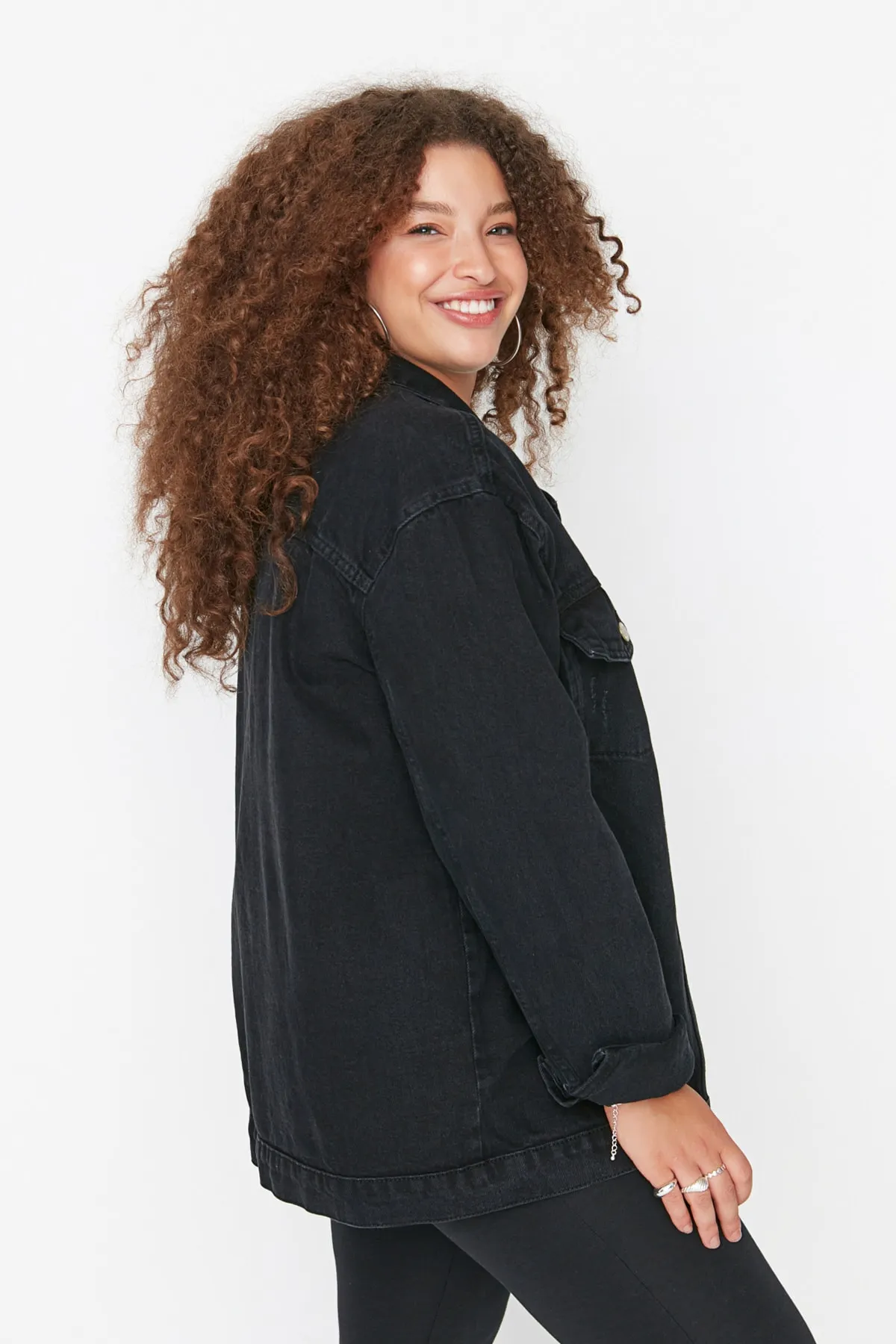 Trendyol Curve  Anthrazitfarbene Jeansjacke mit Taschendetail TBBSS22YE00000
