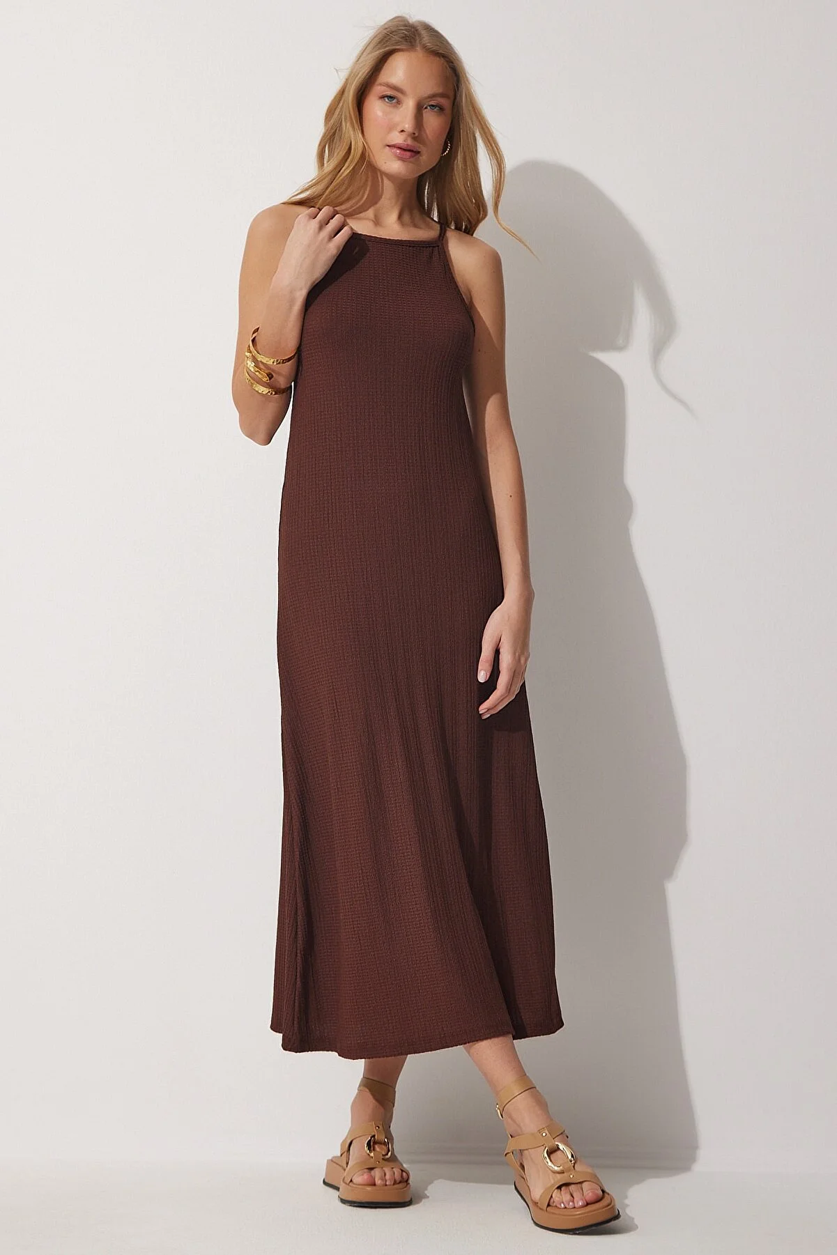 Happiness İstanbul  Braunes Sommer-Langstrickkleid mit Trägern für Damen DZ00078