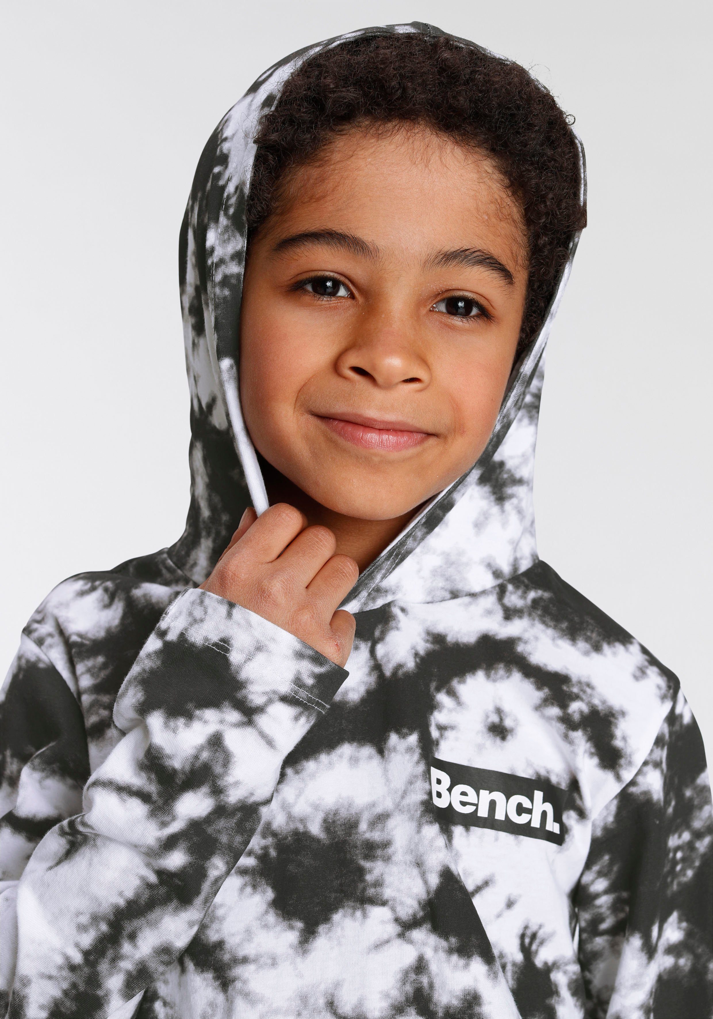 Bench. Kapuzenshirt in toller Batikoptik