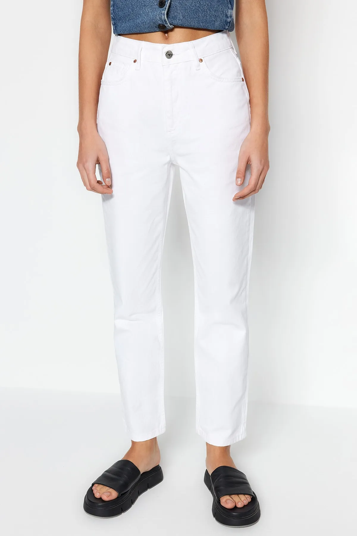 Trendyol Collection  Weiße gerade Jeans mit hoher Taille TWOSS23JE00235