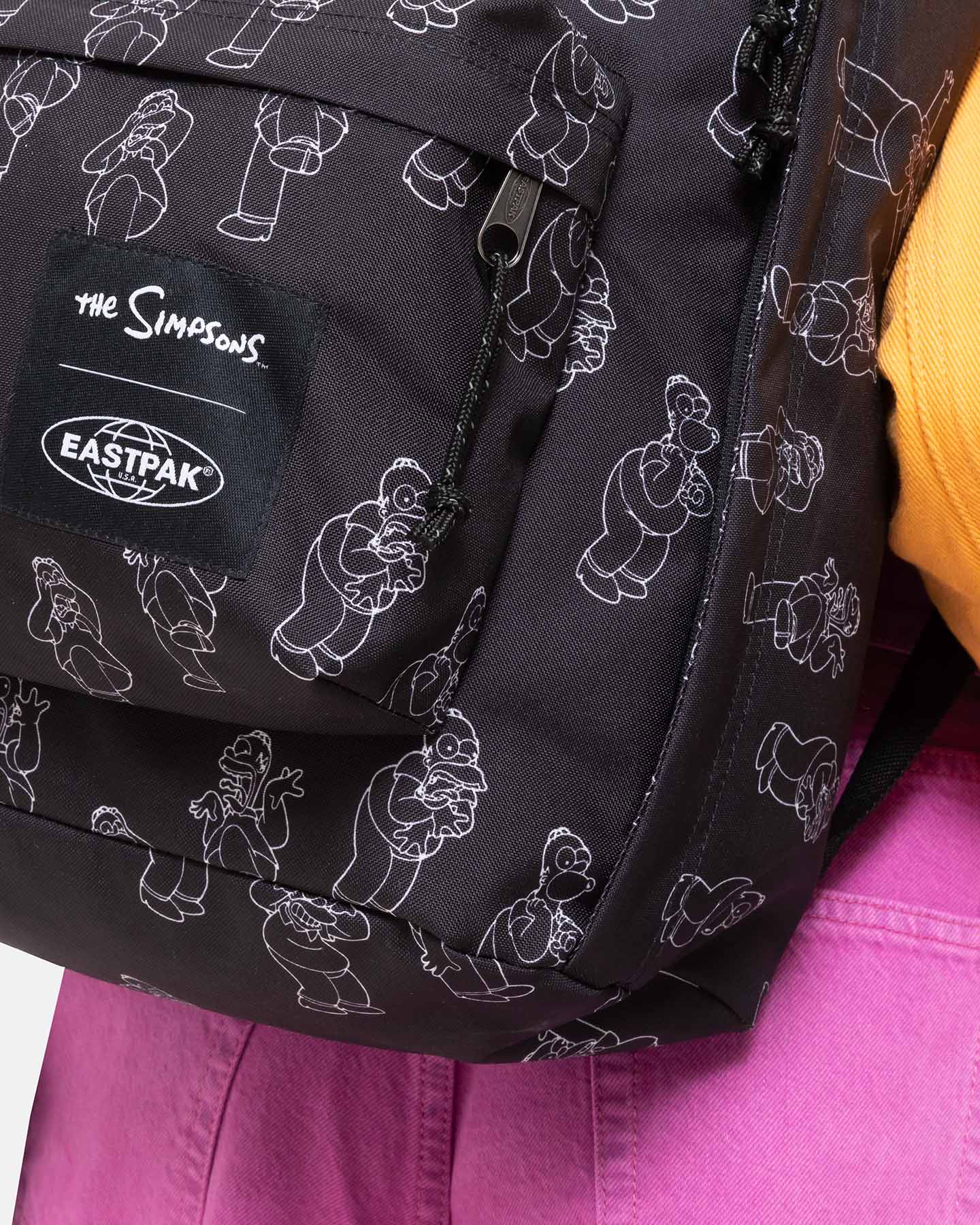 Zaino Eastpak poza biurem The Simpsons EK0007677A11