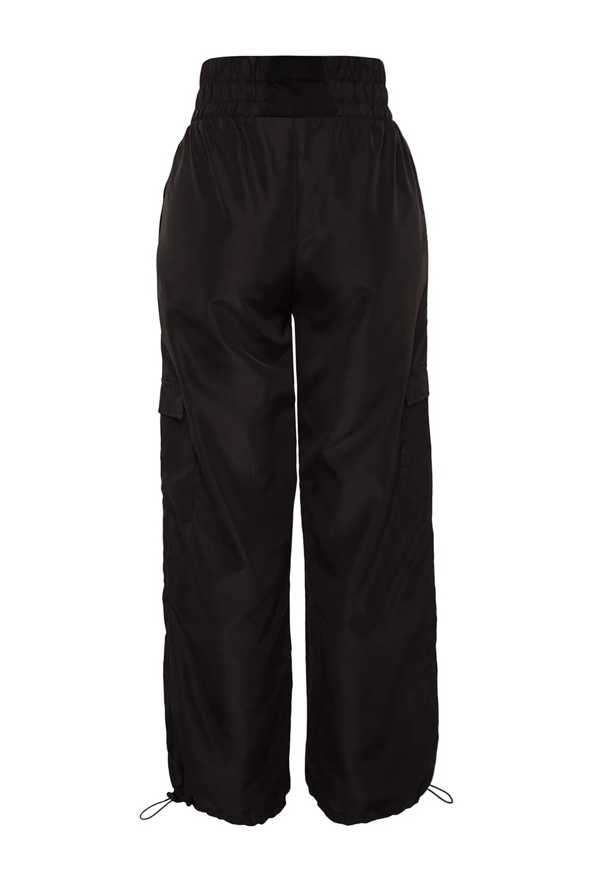 Trendyol Collection  Schwarze gestrickte Sporthose aus Fallschirmstoff mit Taschendetails THMAW24EA00002