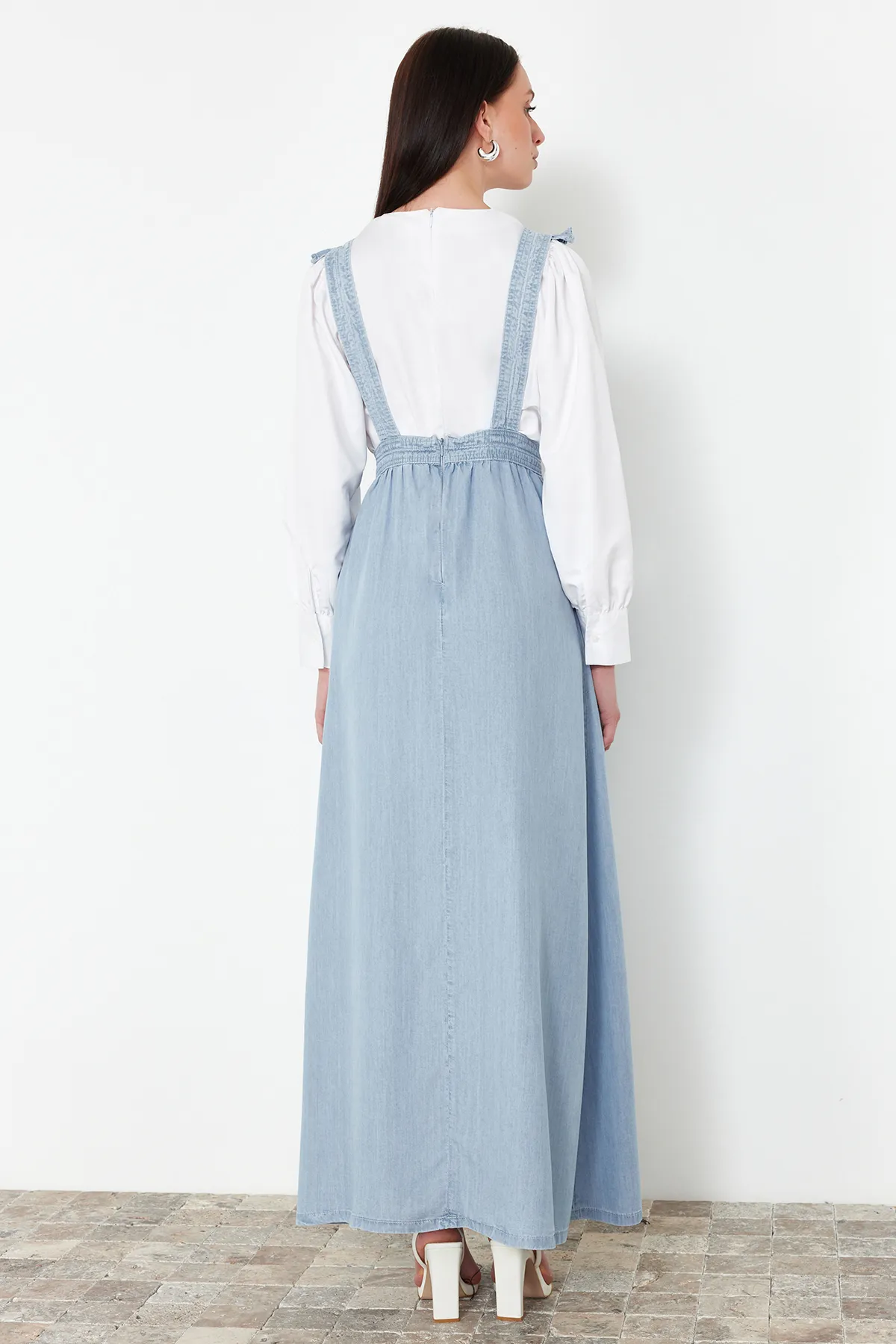 Trendyol Collection  Hellblaues Maxi-Jeanskleid mit Trägern und Rüschendetail TWOSS24EL00833