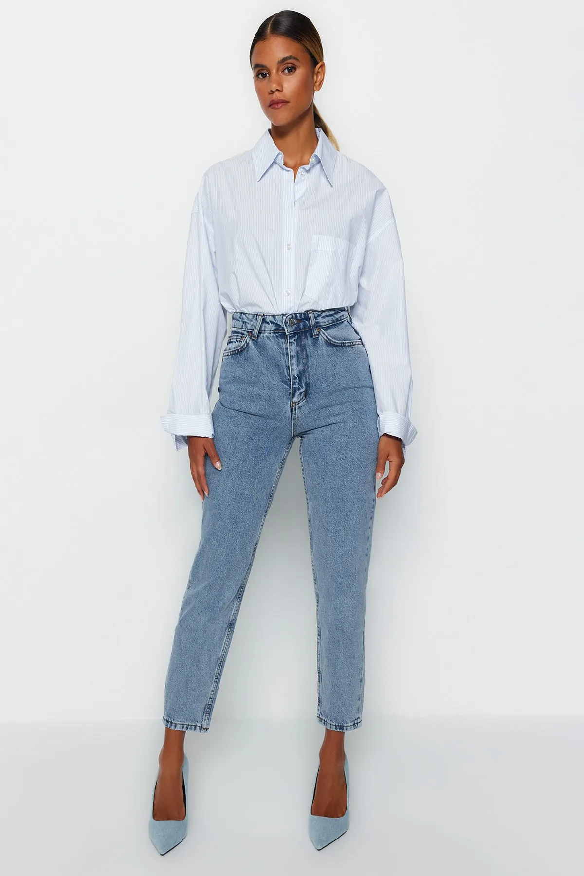 Trendyol Collection  Indigoblaue Mom-Jeans mit hoher Taille TWOSS23JE00067