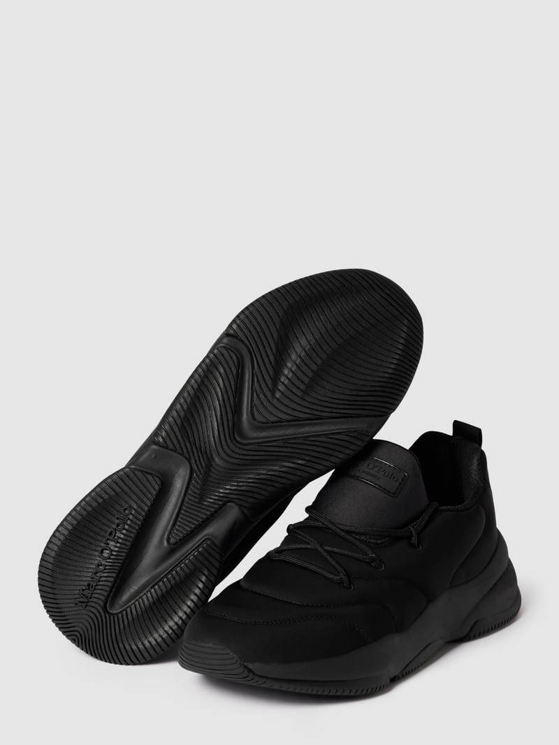Sneaker mit Ziernähten in schwarz