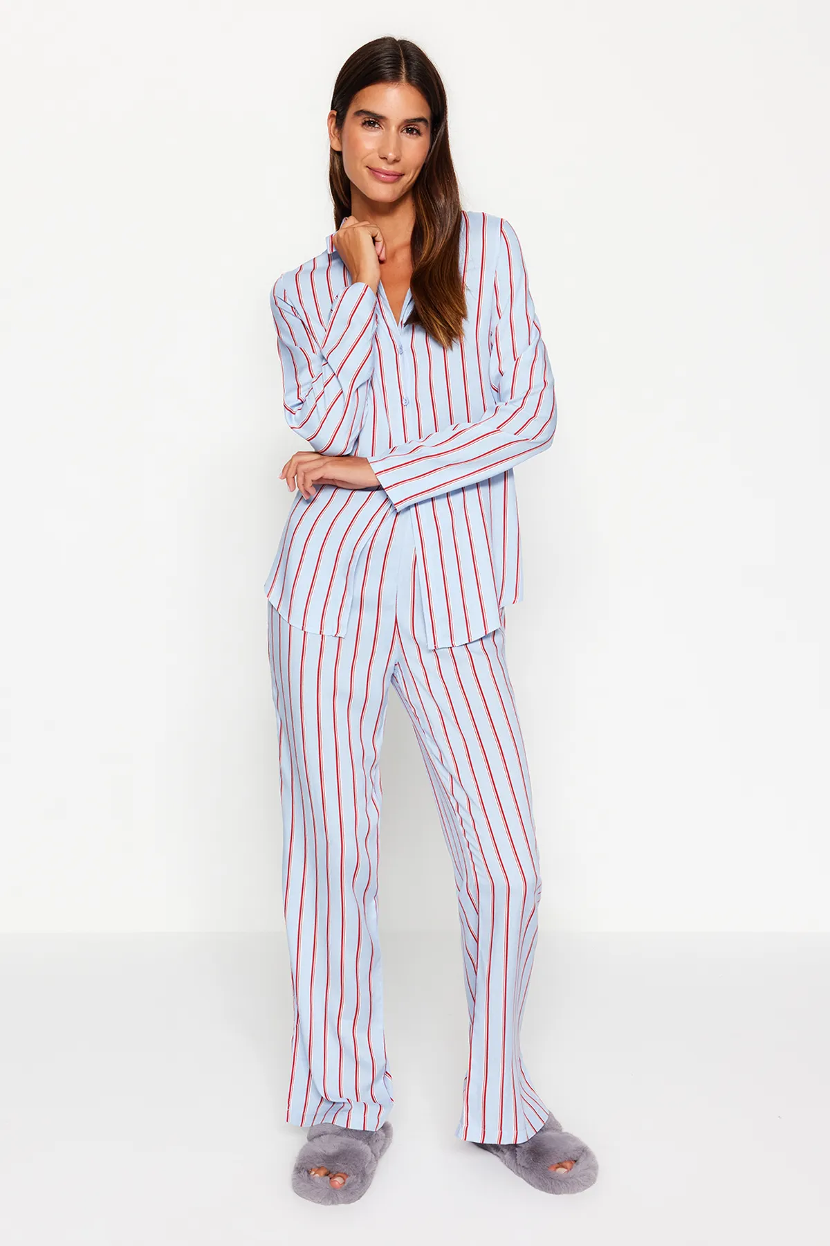 Trendyol Collection  Blau gestreiftes Pyjama-Set aus Viskose-Hemd und -Hose mit Schlitzdetail THMAW23PT00158