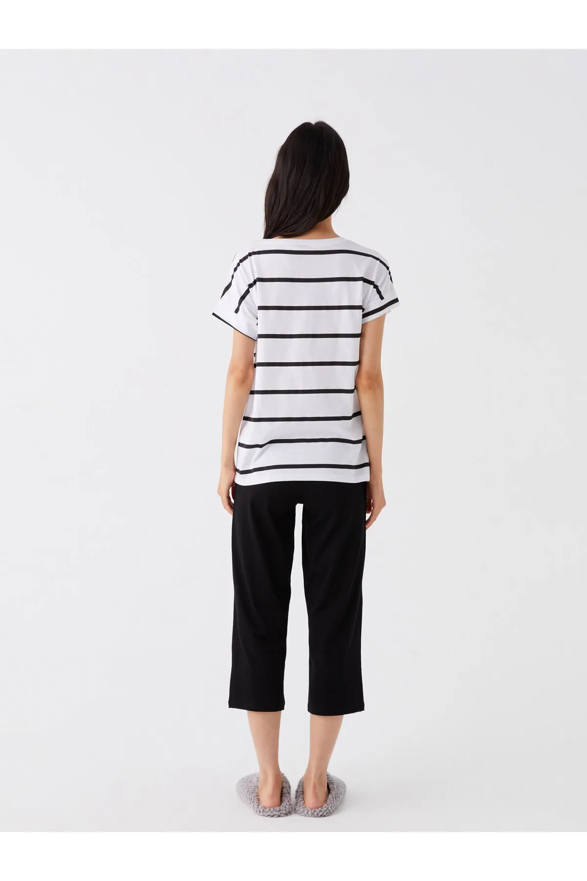 LC Waikiki  Bedrucktes Kurzarm-Capri-Pyjama-Set für Damen mit Rundhalsausschnitt