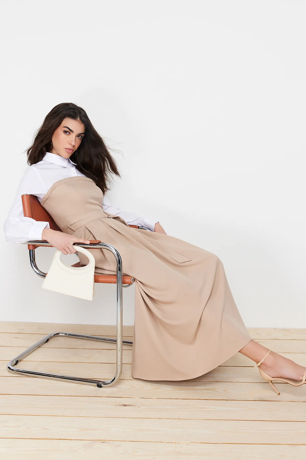 Trendyol Modest  Beigefarbenes Hemdkleid mit Gürtel und detailliertem Webmuster TCTSS24EB00059