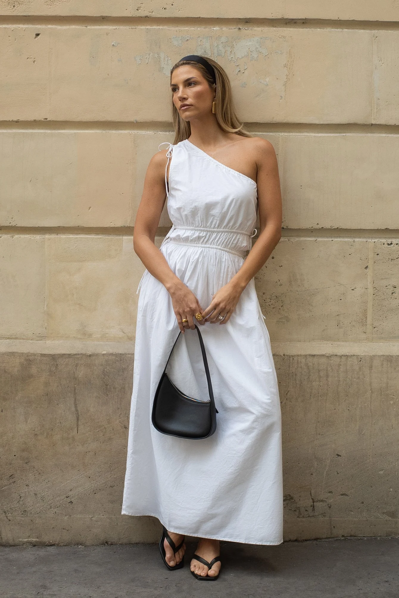 Einseitig schulterfreies Kleid mit Bindedetail