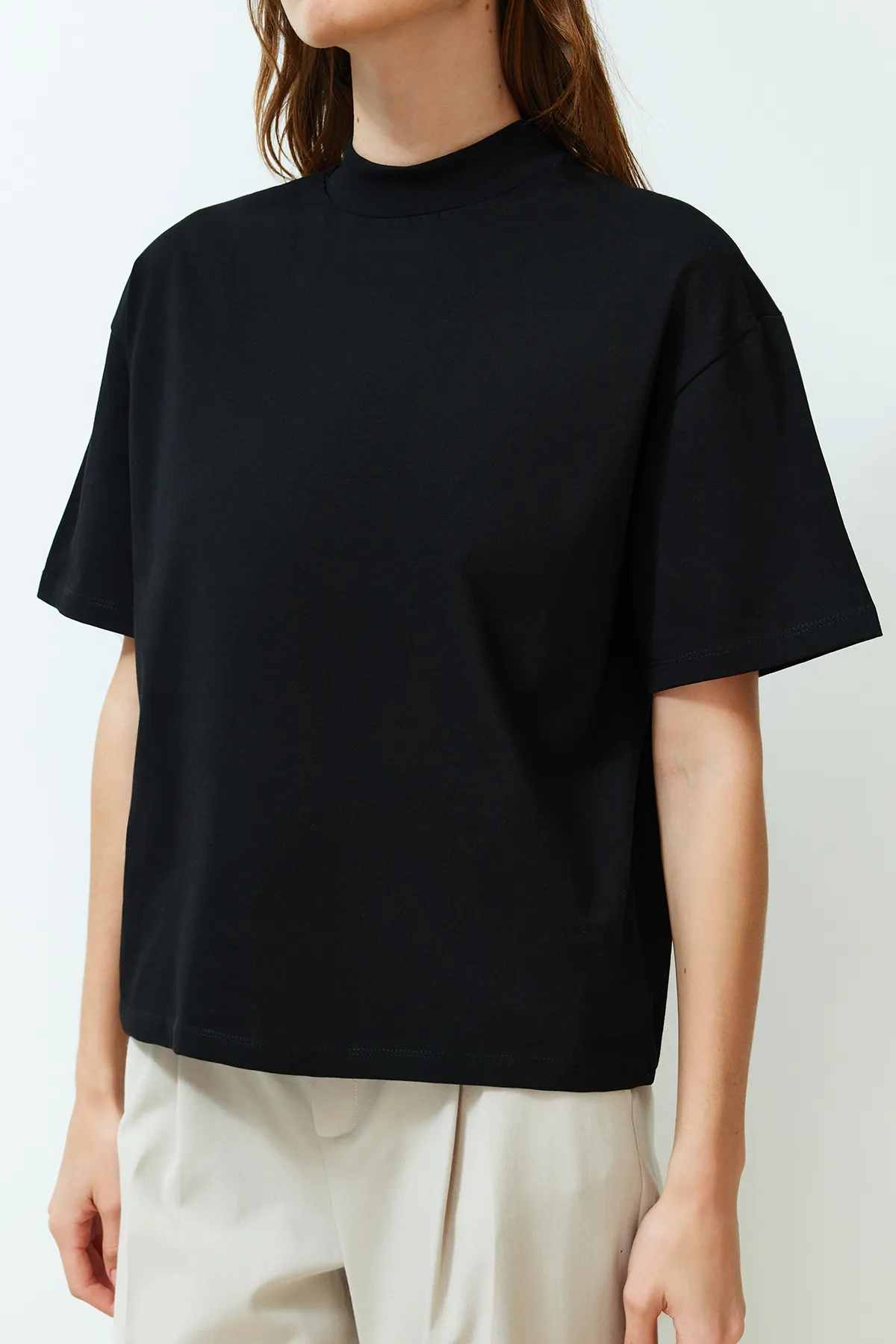 Trendyol Collection  Schwarzes Strick-T-Shirt aus 100 % Baumwolle mit Stehkragen und dreiviertellangen Ärmeln TWOSS24TS00074