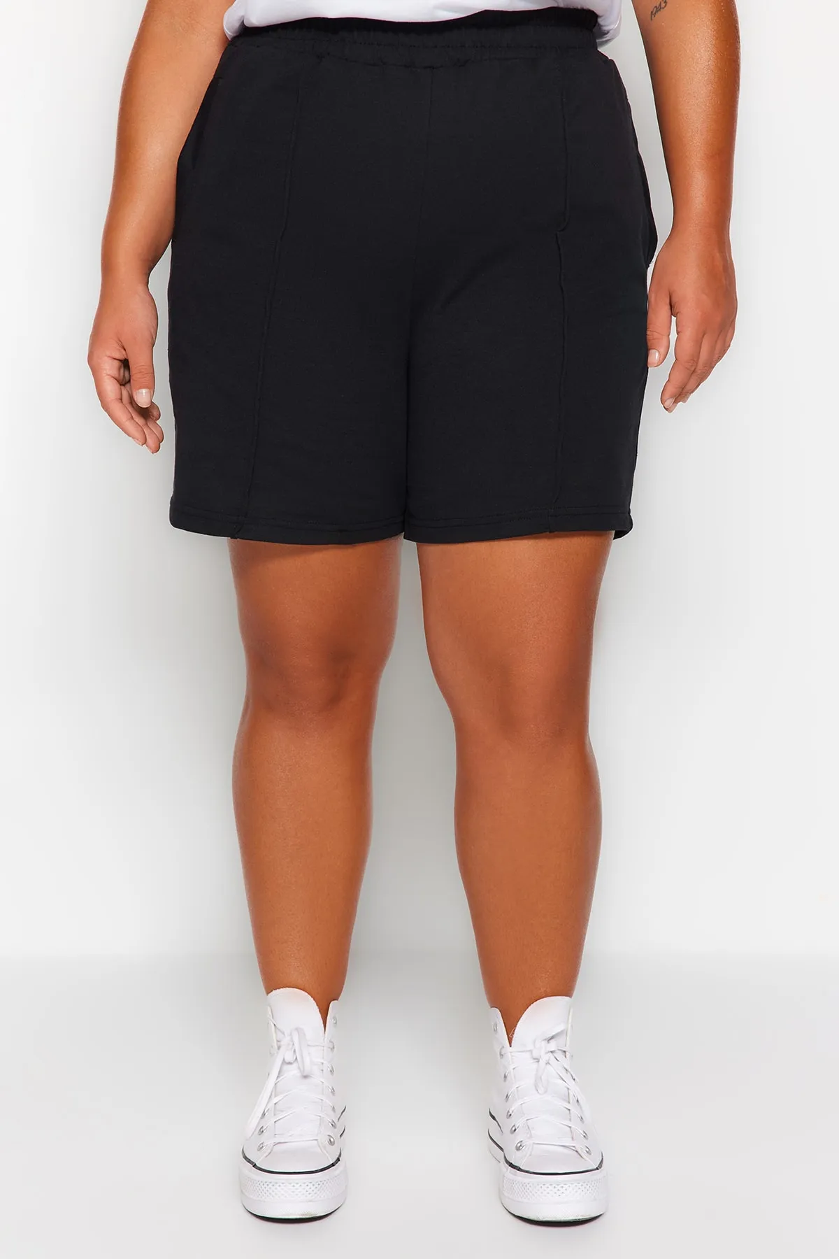 Trendyol Curve  Schwarze, dünne, gerippte Strickshorts TBBSS23AP00004