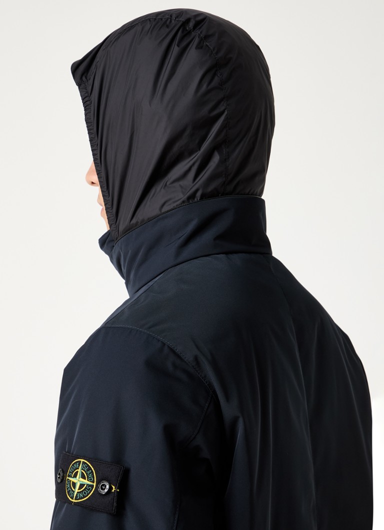 Μονωμένο μπουφάν Stone Island 43726 με πλαϊνές τσέπες και πτυσσόμενη κουκούλα