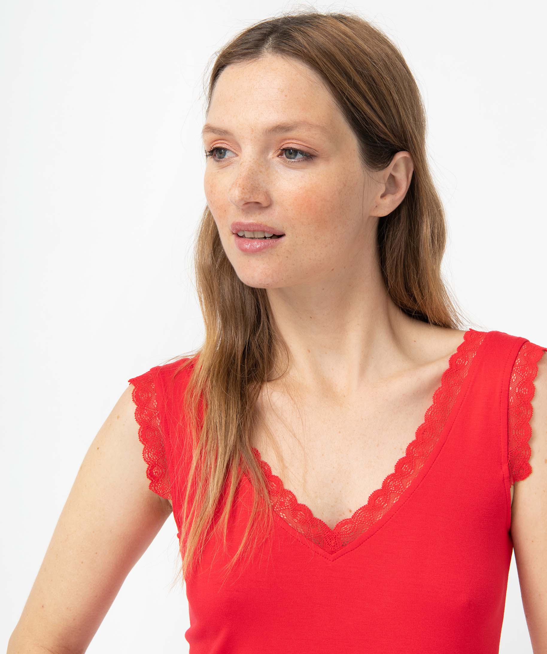 Débardeur femme avec décolleté en V en dentelle rouge | GEMO