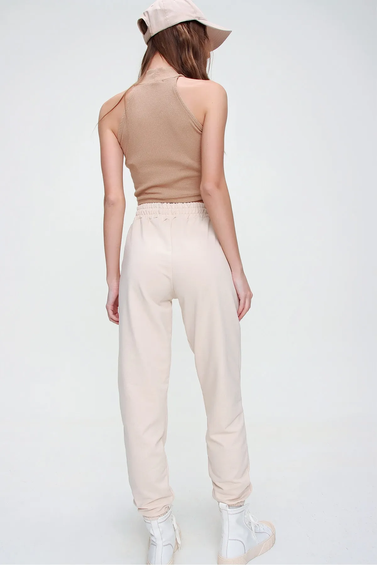 Trend Alaçatı Stili  Hellbeige Basic Jogginghose für Damen mit elastischem Bund und Beinen ALC-X5902