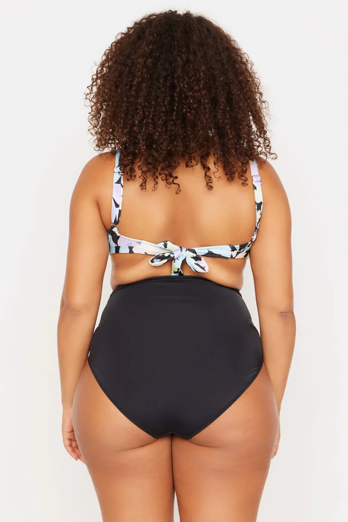 Trendyol Curve  Schwarze, korsettierte Bikinihose mit hoher Taille TBSSS23CR00001