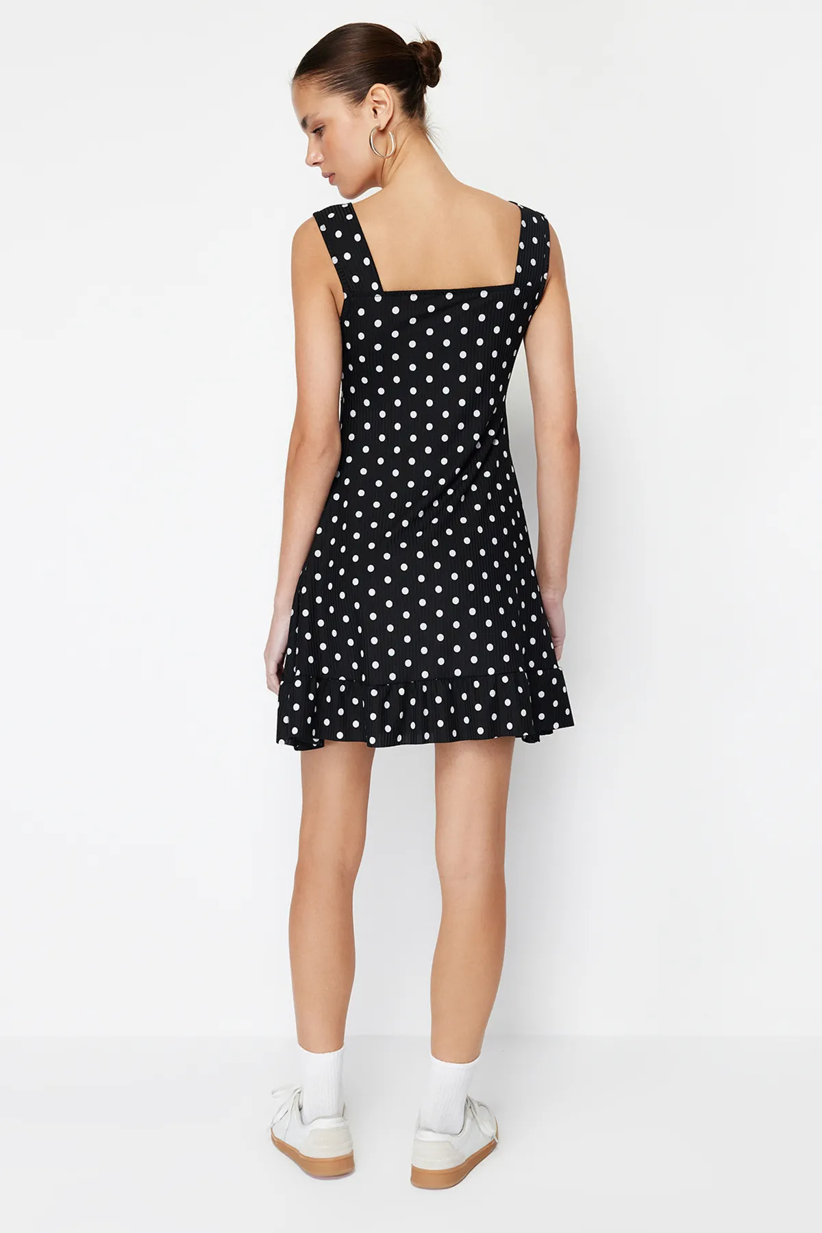 Trendyol Collection  Schwarz*001 Mini-Strick-Minikleid mit quadratischem Ausschnitt und Volants in A-Linie TWOSS23EL00348