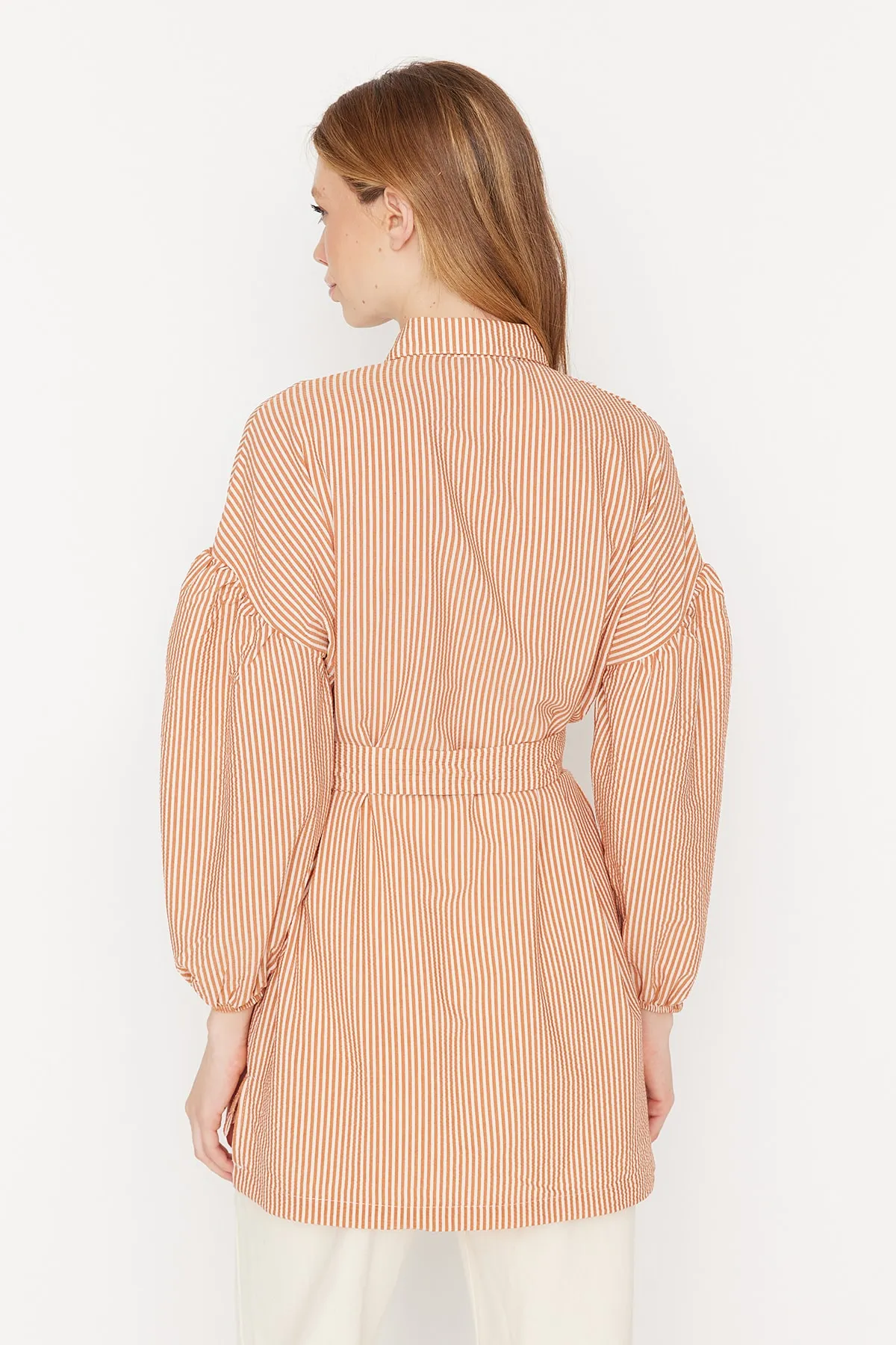 Trendyol Modest  Orange gestreiftes, gewebtes Hemd mit Ballonärmeln und langem Rücken, Gürtel TCTSS22GO0116