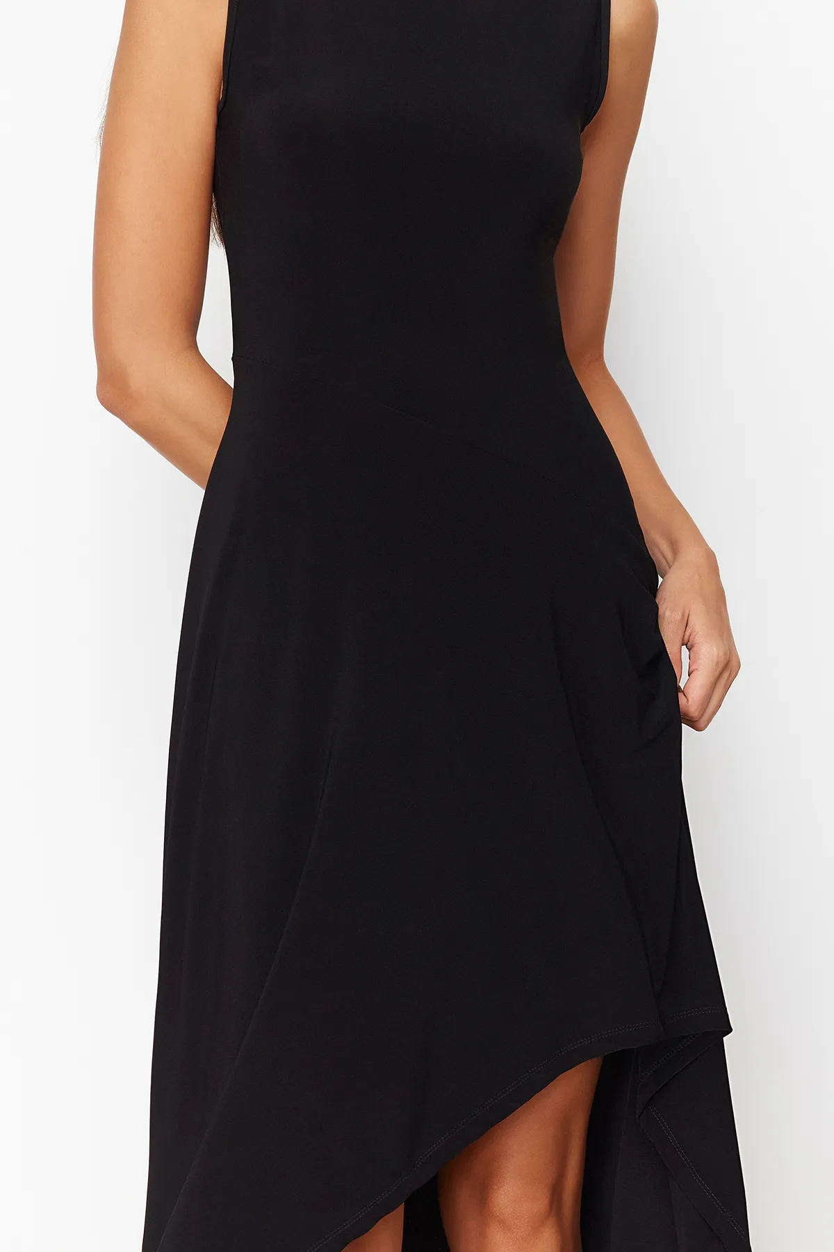 Trendyol Collection  Schwarzes asymmetrisches Stehkragen-Midikleid mit ärmellosen Ärmeln und Stretch-Strick TWOSS24EL00814