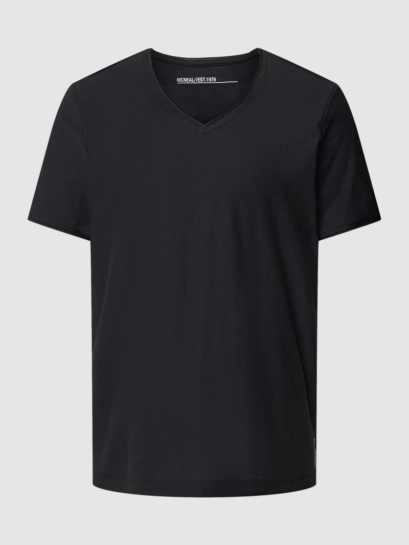 T-Shirt mit V-Ausschnitt in schwarz