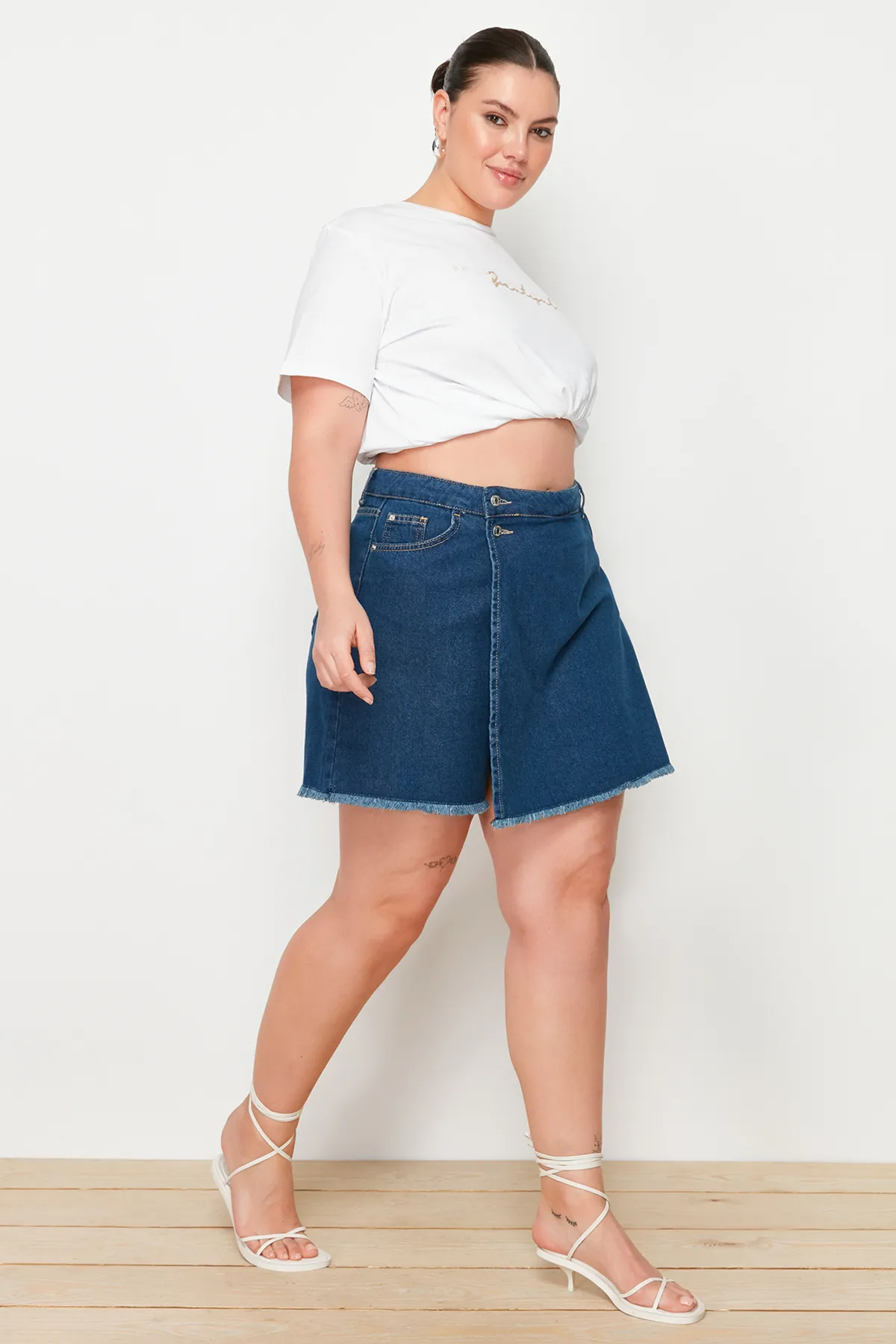 Trendyol Curve  Dunkelblauer Shorts-Rock mit hohem Taillensaum und Quasten TBBSS23AP00008