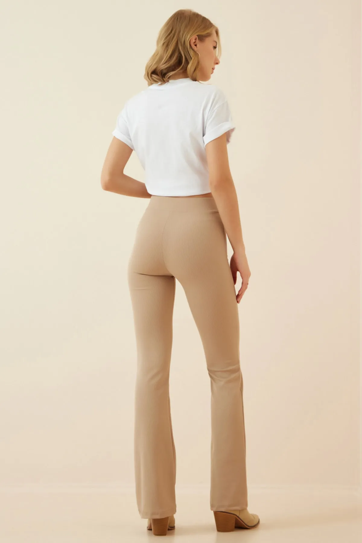 Happiness İstanbul  Cremefarbene Strickhose mit ausgestelltem Bein für Damen XR00004