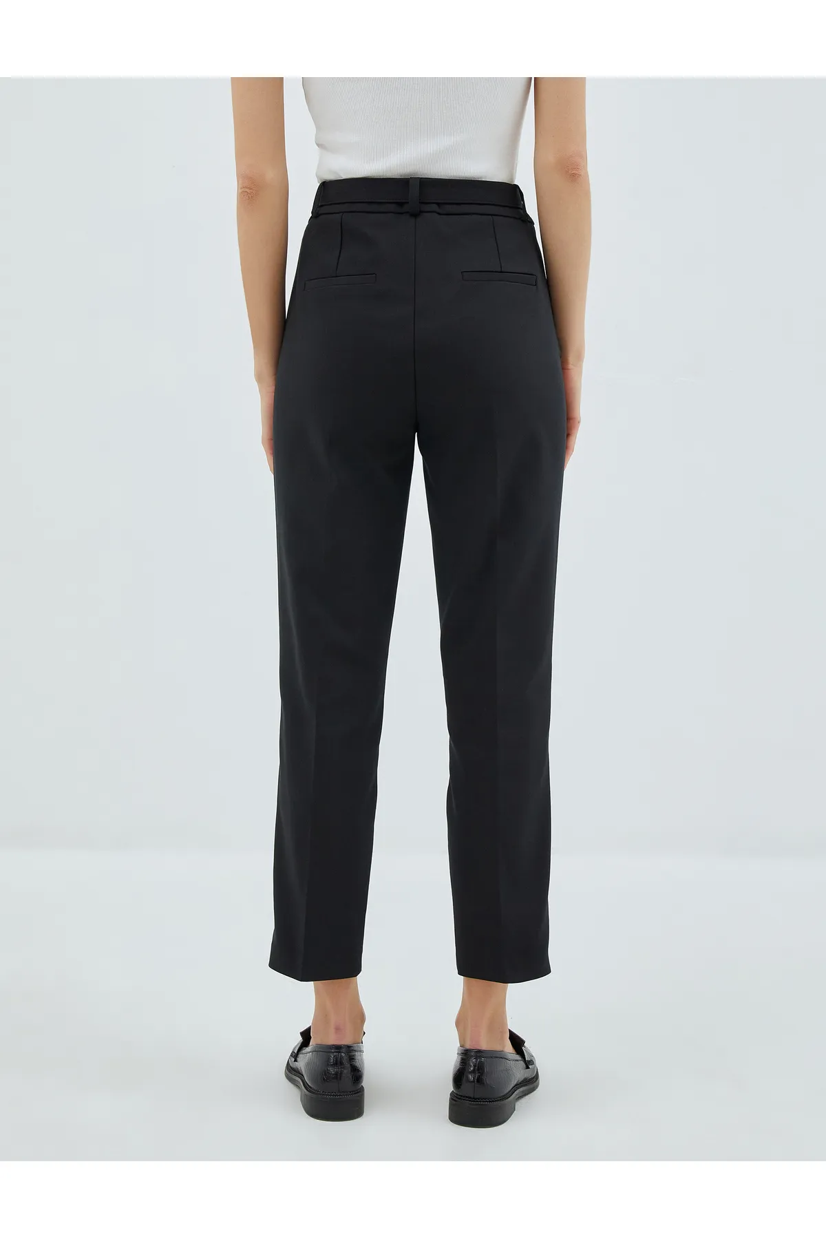Koton  Zigarettenhose mit Gürteldetail und Taschen
