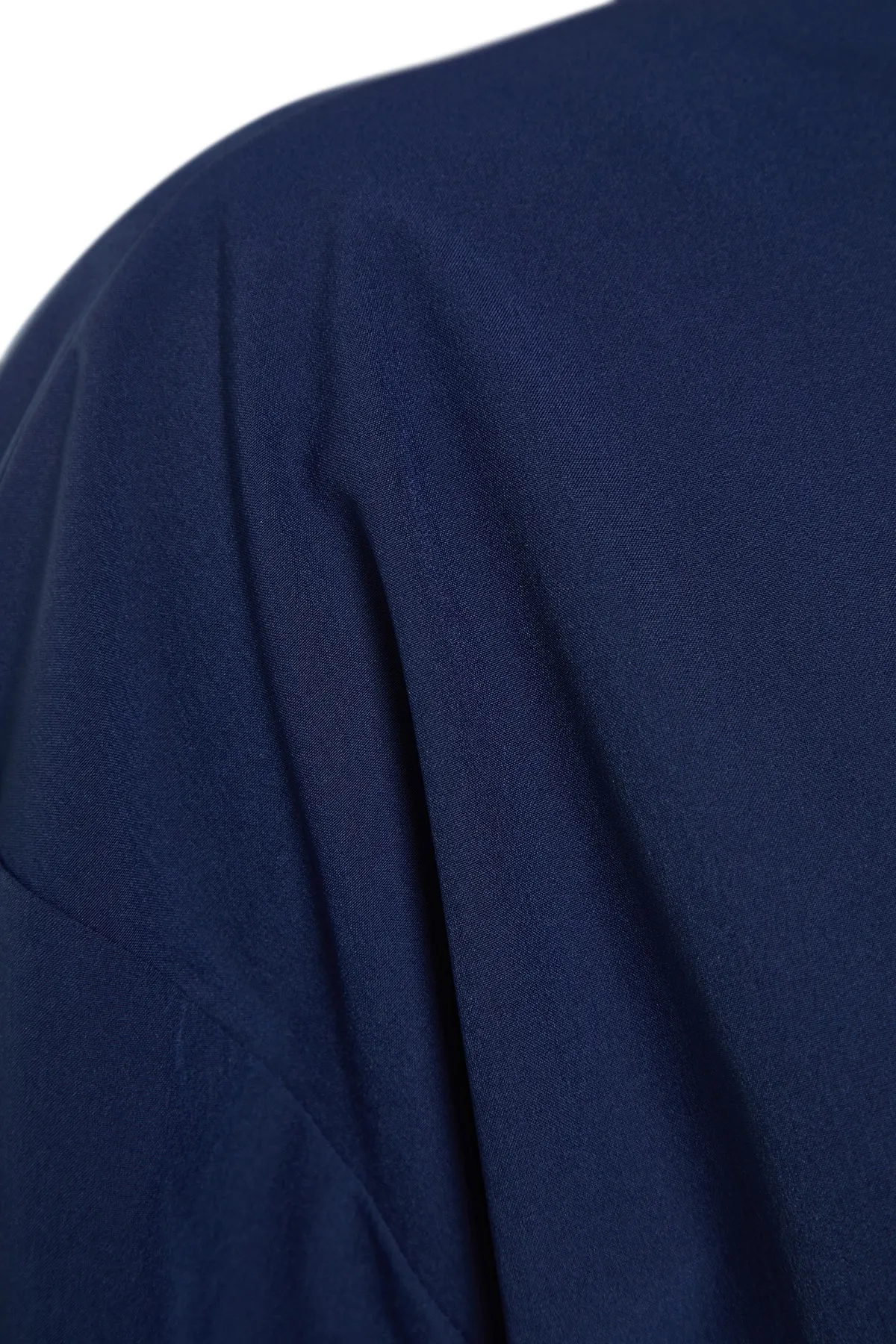 Trendyol Modest  Marineblaues, gewebtes Kleid aus Fallschirmstoff mit Taillengürtel und weiter Passform TCTSS23EB00251