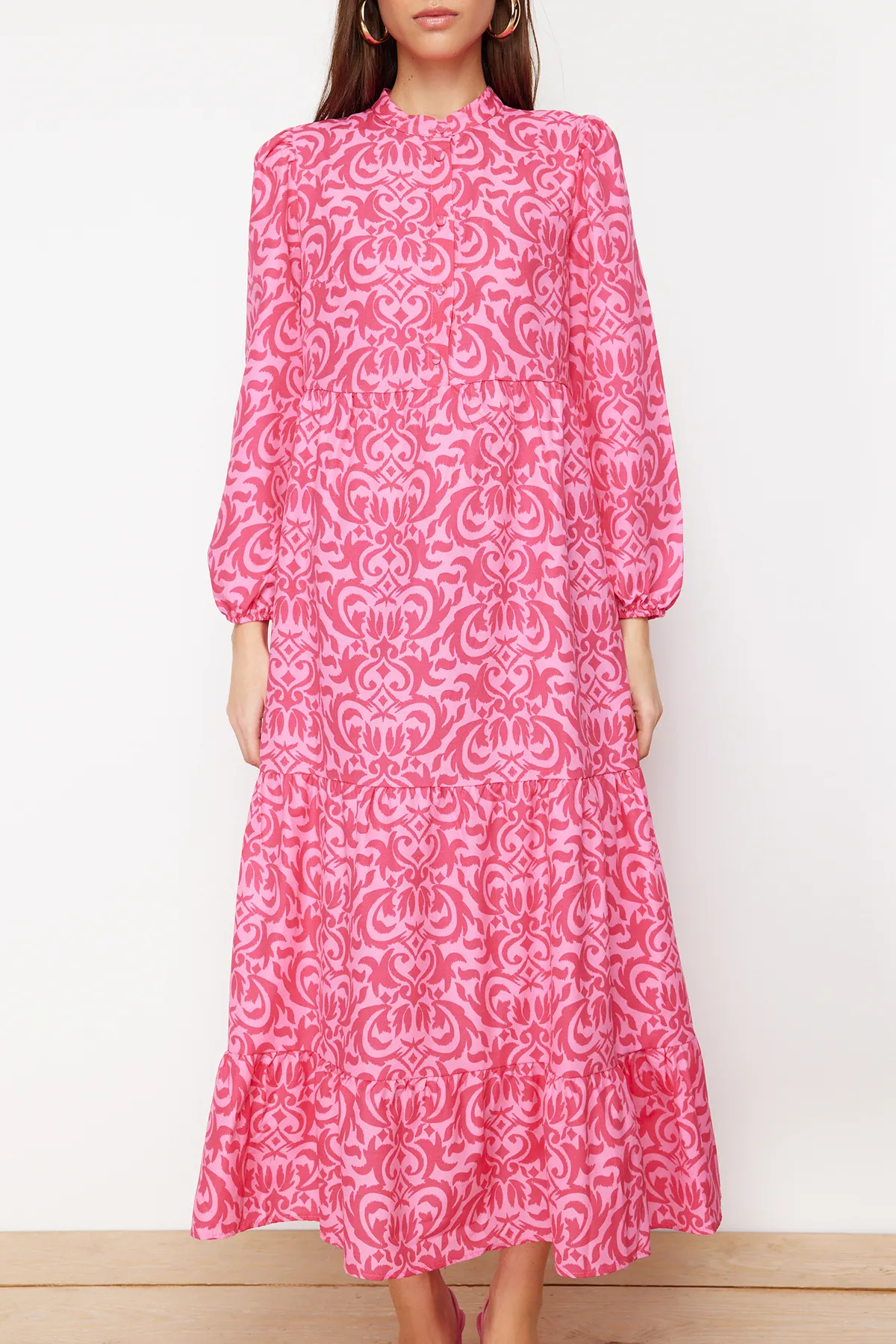 Trendyol Modest  Fuchsiafarbenes, gemustertes Kleid aus gewebter Baumwolle mit halber Knopfleiste und weiter Passform TCTSS23EB00222
