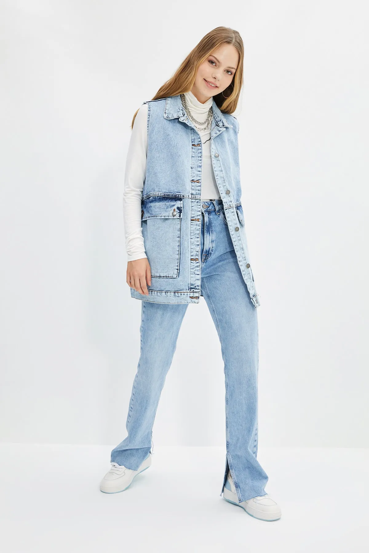 Trendyol Collection  Indigofarbene Jeansweste mit Hemdkragen und Taschendetails aus 100 % Baumwolle TCTAW22CK0006