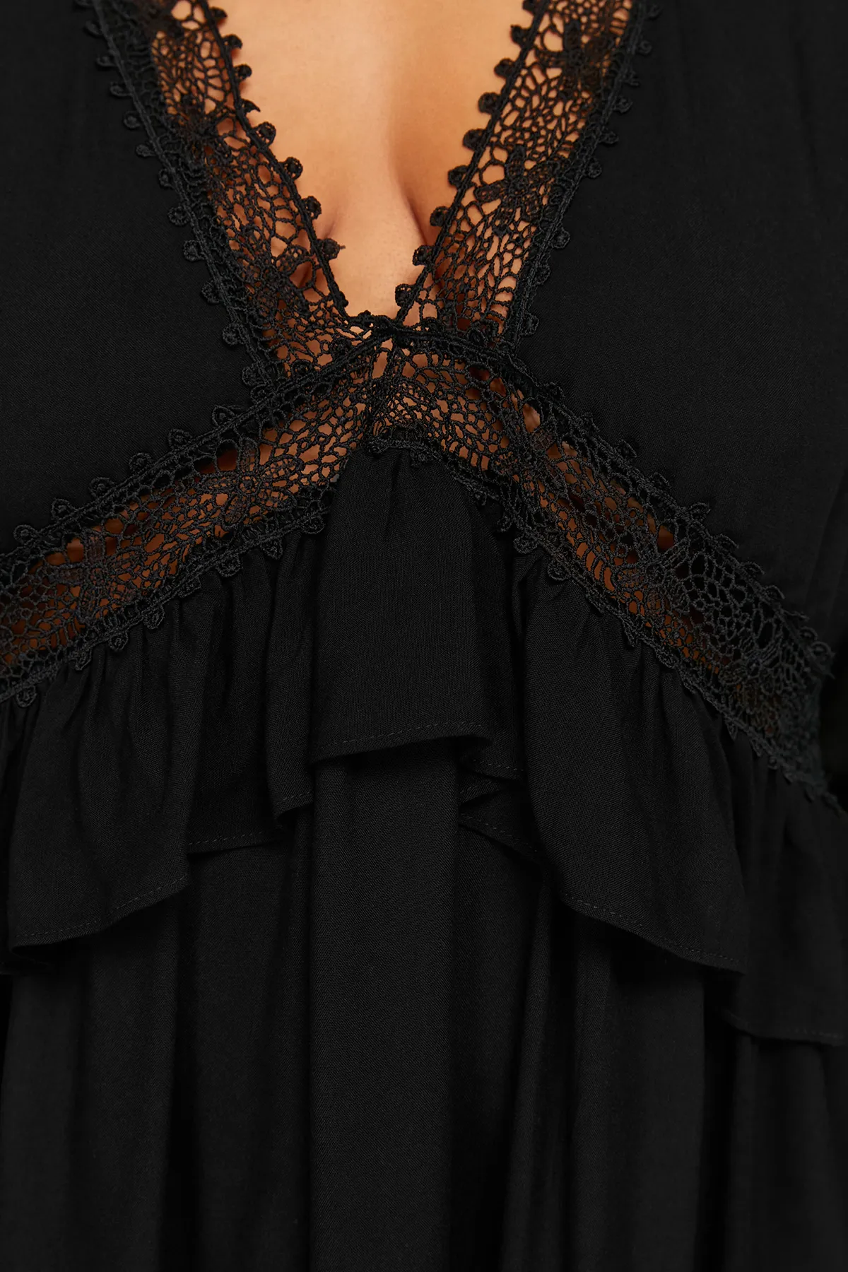 Trendyol Curve  Schwarzes Mini-Strandkleid mit gewebten Streifen TBBSS24AH00134