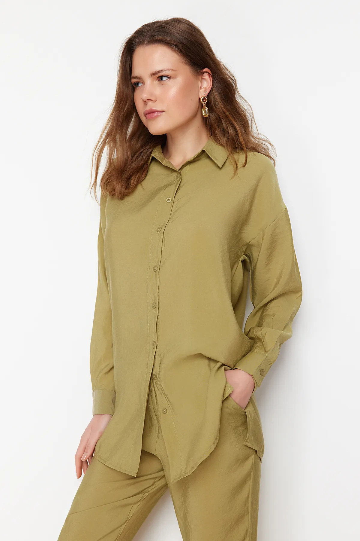 Trendyol Modest  Khakifarbenes Set aus gewebtem Modalstoff mit Hemd und Hose unten TCTSS24US00058