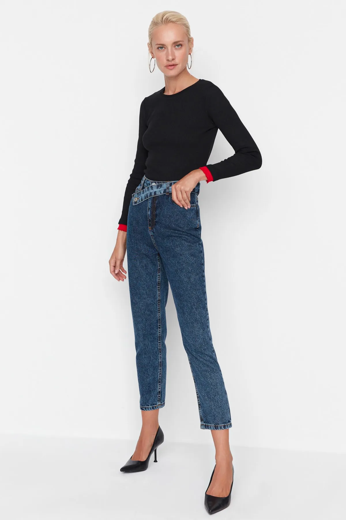 Trendyol Collection  Mom-Jeans mit hoher Taille und marineblauem Taillendetail