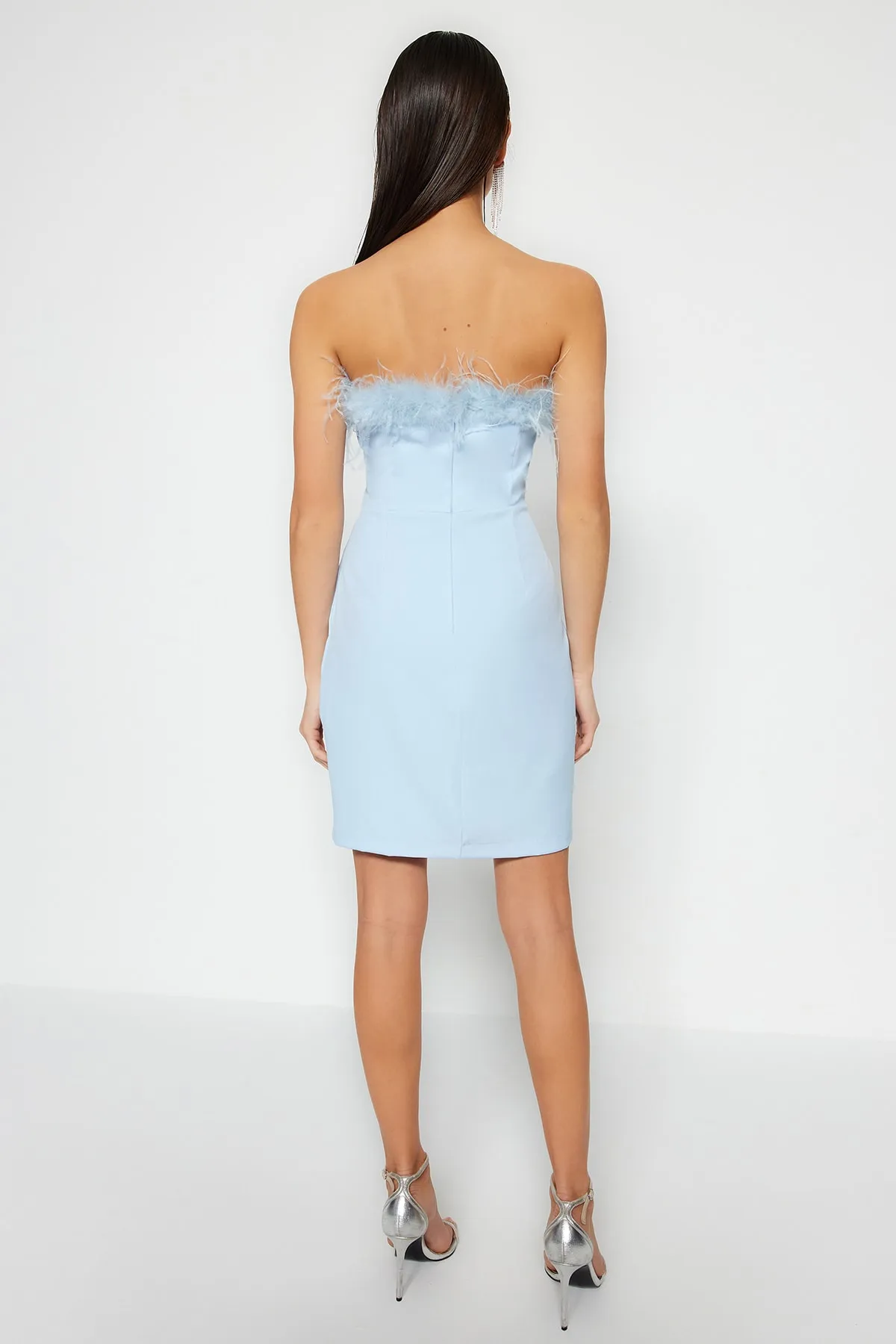 Trendyol Collection  Hellblaues, figurbetontes, gefüttertes, gewebtes Otriches-Abendkleid TPRSS23EL00547