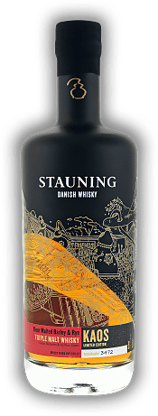 Stauning KAOS Rum Cask Triple Malt Danish Whisky 4 Years 2017/2022 54,4% Stauning KAOS Rum Cask Triple Malt Danish Whisky 4 Years 2017/2022 54,4% Hier trifft nordischer Whisky auf tropische Aromen.  Alter 17/22 - 0,7	 Liter - Vol 54,4%