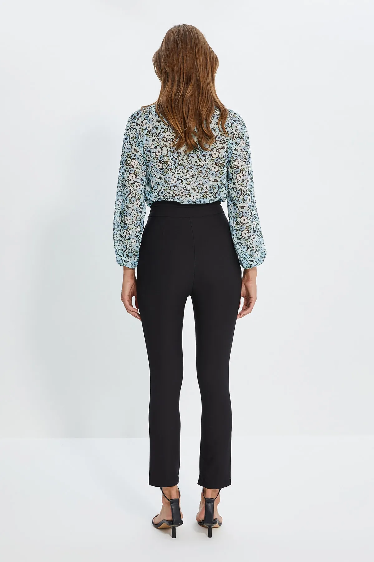 Trendyol Collection  Gewebte, plissierte Hose mit schwarzem Gürtel und Zigarette, schmales Bein, TWOSS20PL0131