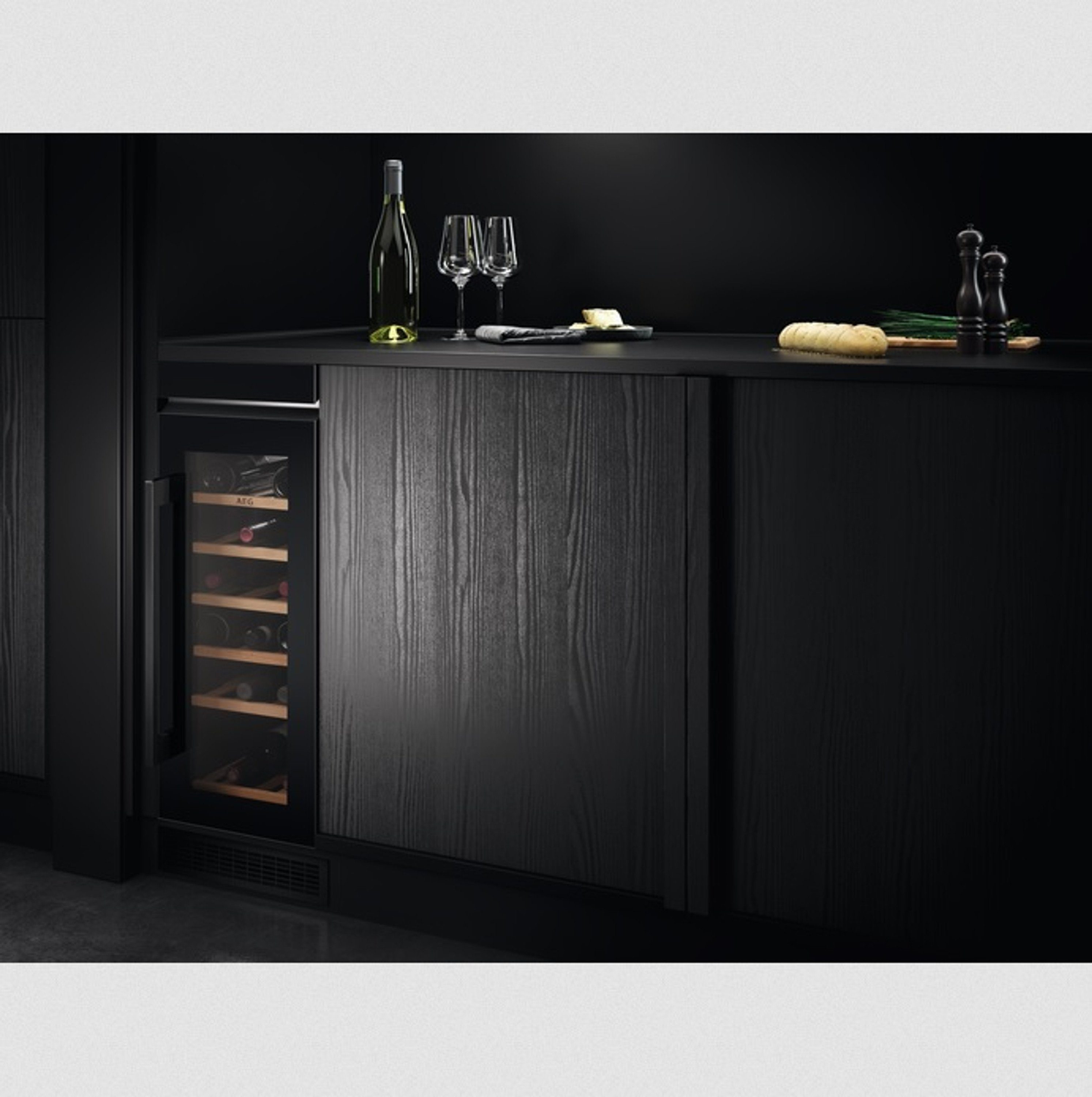 AEG Einbauweinkühlschrank AWUS020B5B, für 20 Standardflaschen á 0,75l,Single-Zone Pro,Ausziehbare Holzablagen,Obere LED-Beleuchtung